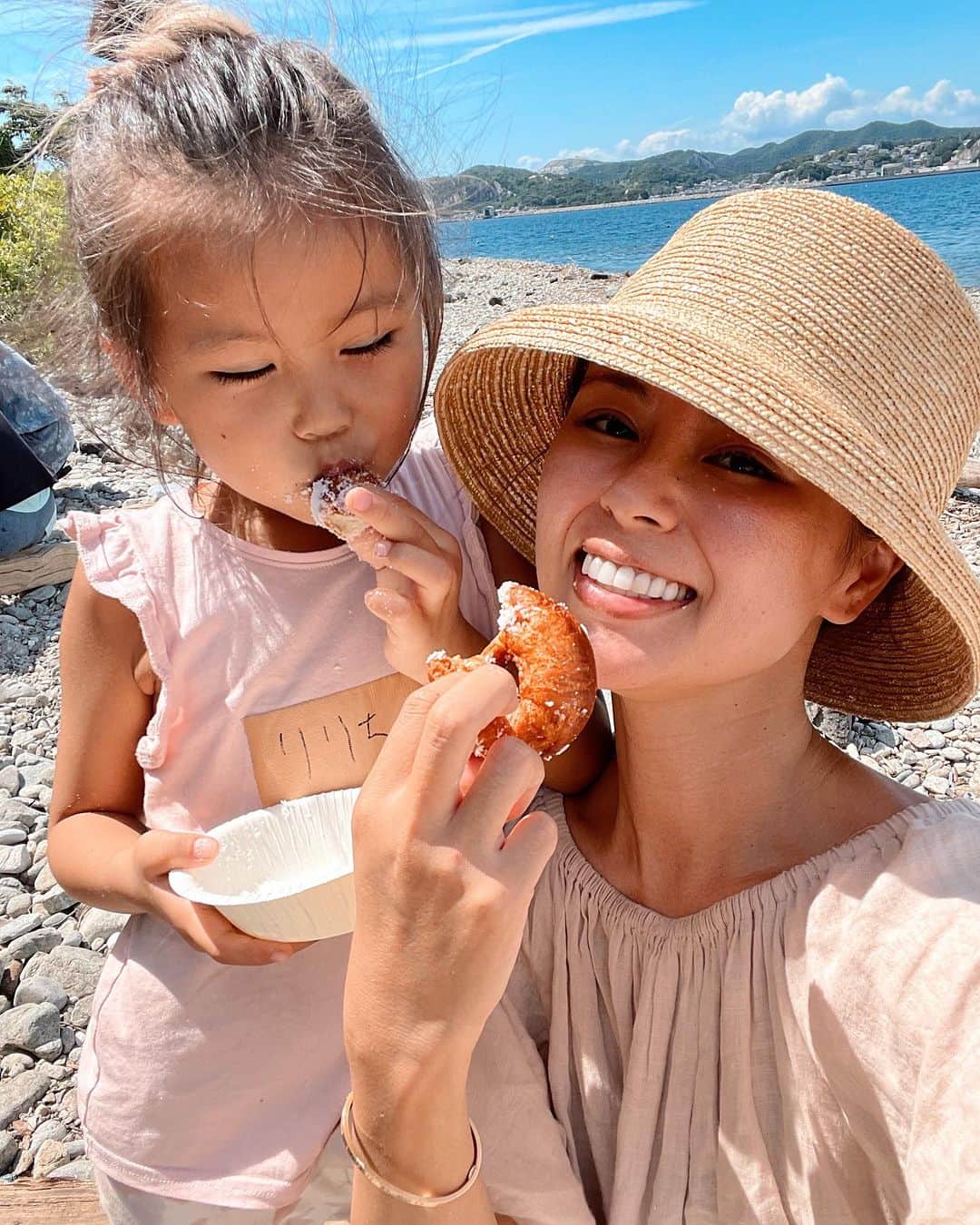 工藤万季のインスタグラム：「子育てはいちばん悩む😕  さいきん、初めて娘に怒りながら泣いた。号泣。 もうママはどうしたらいいのかわからない。って。  そこから向き合ってしっかり話したら 理解してくれて、一歩進歩。 したと思ったら日々、上手くいきませんなー😅  写真は無人島合宿に娘を連れて行った時のもの。 行きたくない。と言われながらも あなたとの時間が欲しいから行こう💖って半ば無理矢理だけど🤣 大人だらけの2泊3日の合宿に連れていきました。  2日目の昼まではお腹が減ってもご飯をすぐに食べれない。 1日目は自分たちで採った魚や貝と白ごはんのみ。 魚はモリで獲る。 調理器具やお皿、お箸もなし。空き缶でご飯を炊く。　  2日目の朝は火を起こすことから始まり、火を起こすこと３時間。チームによっては６時間。みんなお腹ぺこぺこ。　 お腹減りすぎて娘は泣く。  強力粉、塩、砂糖、イーストだけを与えられむすめ、　 それでチームごとにアレンジして作る。 我がチームはドーナツ。 発酵に時間がかかるから火を起こしてもまだご飯にはありつけない。　 そんな状態。 だからこその出来上がりはもう美味しくて美味しくて。 自分のチームだけでなく まだ食べ物にありつけないみんなにも分けて食べる。 助け合いっていいね。  トイレはオーシャンスタイルかマウンテンスタイル🚽 お風呂はなし、シャワーはなし。 体はずっとベタベタ。  初めての鶏のさばき。 生きてる鶏を締めて、羽を剥ぎ、焼いて、食べる。 これこそ、リアルな いただく。を実感。 締める前は涙か溢れたけど、 しっかり生でレバーも砂肝も食べて とてつもなく美味しかったです。 可哀想ではなく、 感謝することで その鶏は生命をまっとしたことになるだろう。 こうして命は繋がってゆく。  娘もしっかり見てました。 ママ、首切るんでしょ！ ママの番だよ！ ってしっかり言ってたなぁ。  夜は真っ暗で虫だらけ。 歩くたびにウジョウジョ虫が動く。 テントに虫がたくさん入ってしまって号泣だったね。  ほんとによく頑張った娘よ🩷🩷  物に溢れてる世の中だからこそ こんな経験もさせたいし、 こんな場所でも まぁまぁ良かった。 っといい部分も娘なりに見いだせたようで良かったです☺️ このドーナツの美味しさは どんなものにも勝てないんじゃないかな。  素敵な仲間たちと キャンプファイヤーして踊って 綺麗な夕陽を見て、 普段話さない下ネタや💩トークが繰り広げられ🤣🤣🤣 何もなくても幸せを実感。 私はどこでもどんな状況でも幸せになれるなって💖 感謝が湧き起こりました🌿 またここでも温泉合宿からの繋がりで素晴らしいご縁と経験ができました💖💖  1ヶ月無人島生活経験者 @ogayuichi  運営 @soimmy  ありがとう💖💖」