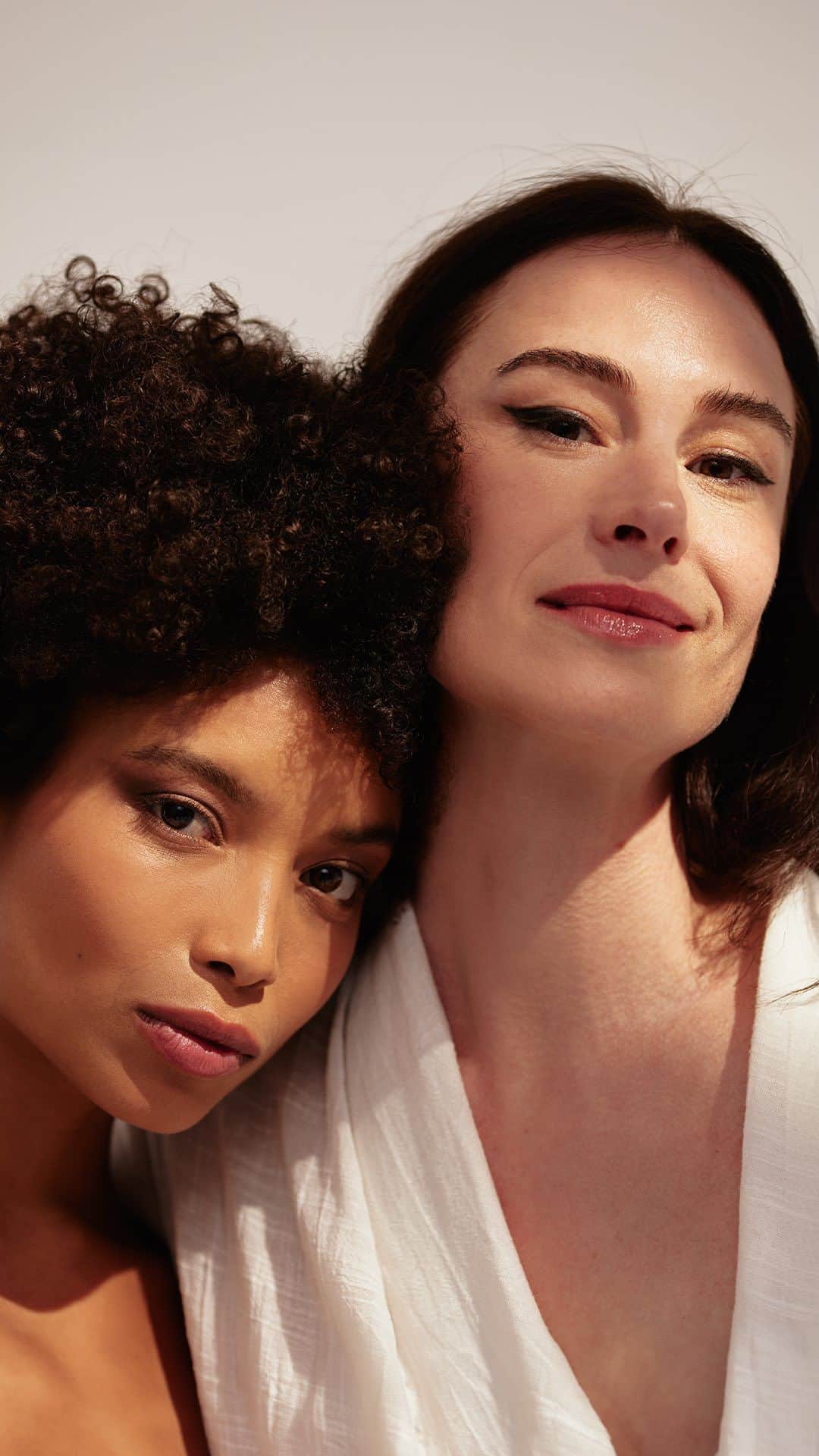 ロジャス・レナーのインスタグラム：「Aproveite o domingo e tire um tempo para você. 💖 Comece pelos cuidados com os cabelos usando cremes profissionais, que oferecem tratamentos eficazes, deixando os fios hidratados e brilhosos. Encontre o produto ideal no site, app ou lojas. #Beleza #Autocuidado #ProdutosdeBeleza #ProdutosCabelos #CabelosSaudaveis #CuidadosComoCabelo  fluído chroma absolut kerastase 643844362 | máscara capilar cauterização 880851654」