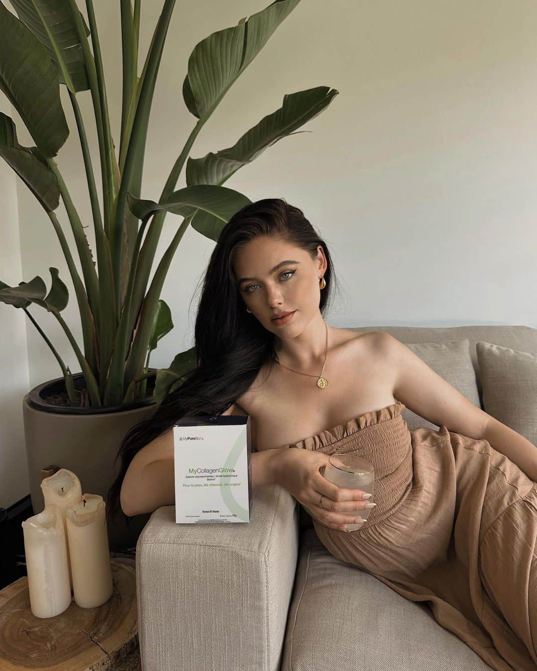 クリスティナ・バザンのインスタグラム：「If you’ve been checking my stories these last couple of months, then you know how much I love my morning routine which has been including @mypureskin.switzerland collagen supplements. I’ve been using collagen for months now and more specifically MyCollagenGlow to support hair & nail growth. It also promotes skin cell regeneration and keeps you looking fresh and healthy. MyPureSkin is a swiss brand that only uses top quality ingredients and all formulas are backed by research targeting concrete results.  Of course it’s important to have a clean and healthy lifestyle alongside it. Some of my favorite lifestyle habits are :   💭 meditation 💭 yoga 💭 laughter 💭 kindness 💭 depth 💭 checking in with those I love 💭 making sure I get my daily greens  💭 and lots of sleep.   These collagen supplements are super easy to use, you just mix them in some room temperature water or juice in the morning and that’s it. If tastes like passion fruit and mixes in very smoothly. I’ve been noticing major differences in hair texture and density, my hair is naturally thick, but it’s gotten so strong and isn’t falling out as much as before, especially after the shower or after hair brushing.   If you too want to try out MyCollagenGlow go to www.mypureskin.eu to find out more and use my discount code « kristina20 » to get 20% off your order 🤍  Your welcome ✨💫」