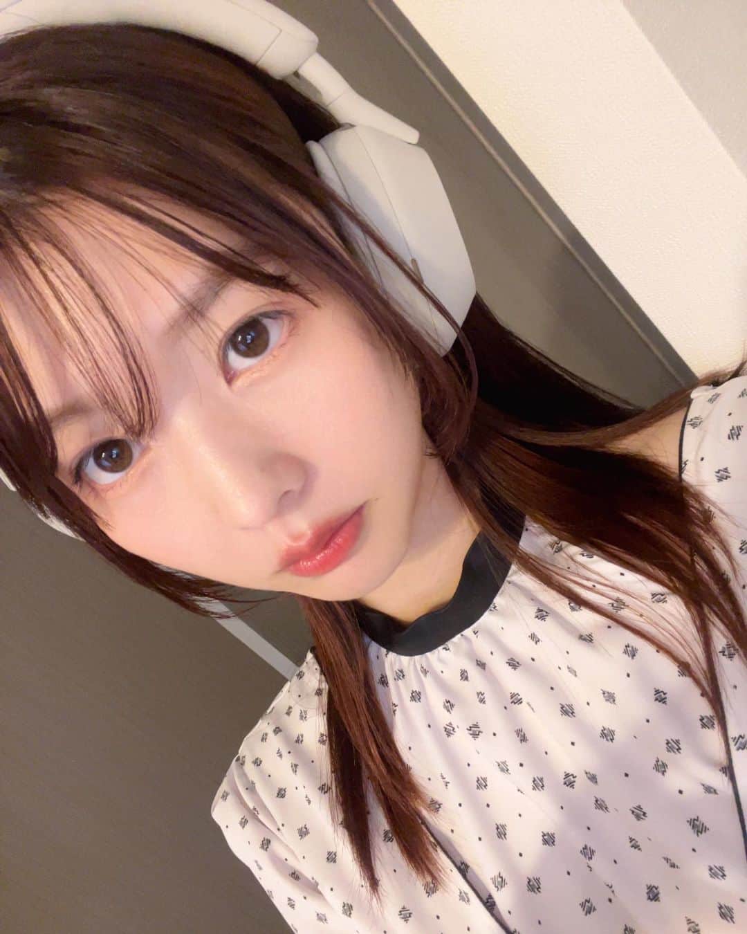 松田紗和のインスタグラム：「やっと涼しくなってきた🎧」