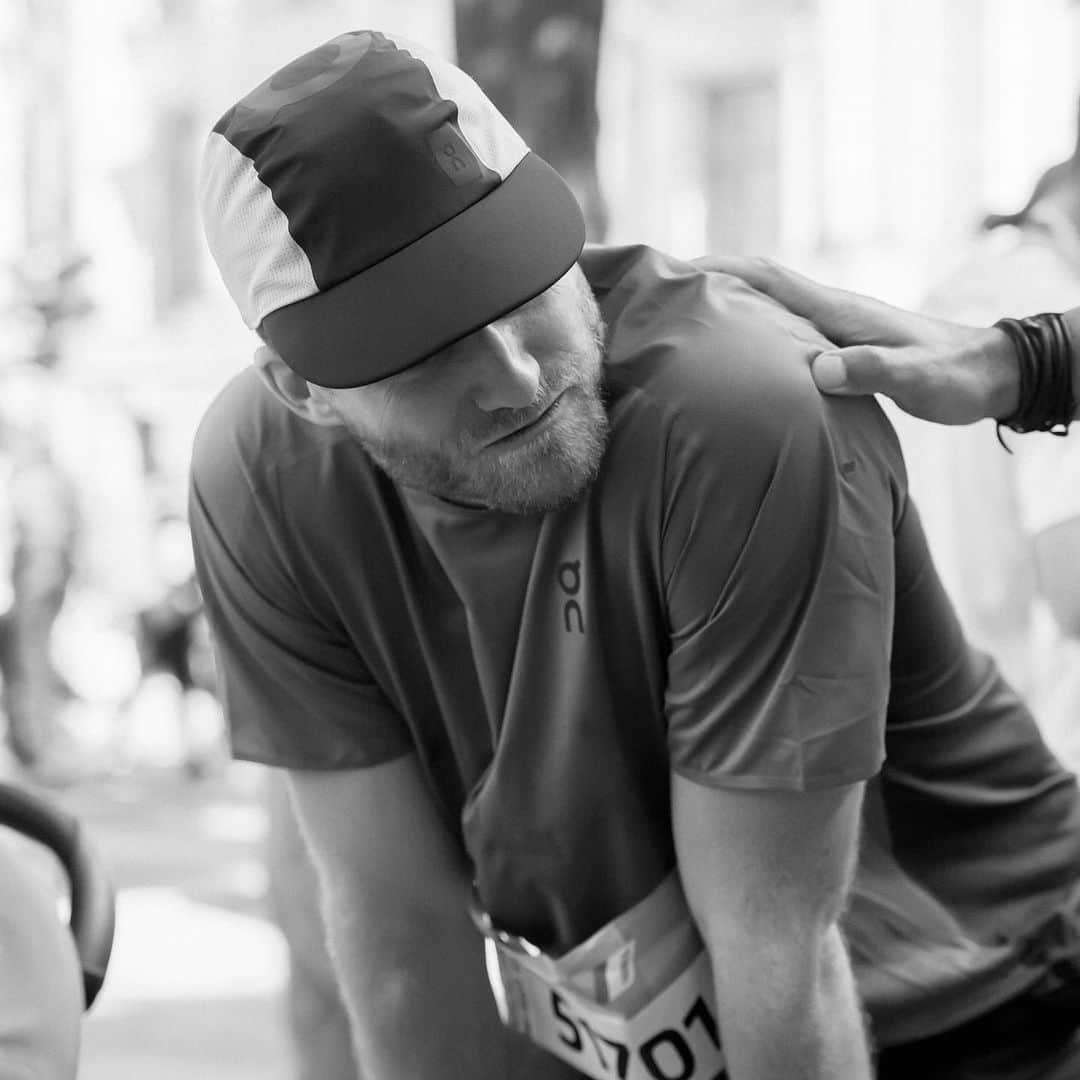 アンドレ・シュールレさんのインスタグラム写真 - (アンドレ・シュールレInstagram)「Berlin Marathon ✅   Last 10km were exactly what I desired!! I suffered…pain in my leg! My ego wanted me to stop! And I got the chance to grow!!   I am so grateful for my body and my life! To experience all of that with my family supporting me!   Next experiences in the making 🙏  The crowd here in Berlin was so amazing! So many people in auch a great mood! Loved it although at some point I was gone mentally 😂😂😂  PS. Got a nice bloody nipple from the race 😂  📸 @jonas.loock」9月24日 23時44分 - andreschuerrle