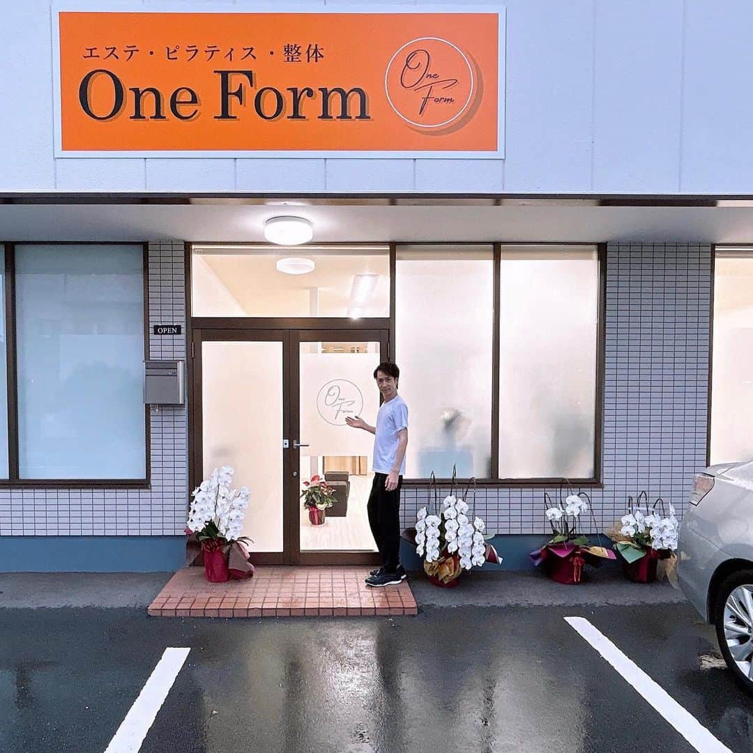 三宅裕貴さんのインスタグラム写真 - (三宅裕貴Instagram)「PR 岡山県岡山市南区新保にあるOne Formに『筋膜リリース 美脚コース 30分』と『パーソナルピラティス 30分』の施術に伺いました。  店頭前にある駐車場に駐車しました。店頭前の駐車場3,5,6,7番が、One Form駐車場です。  2023年8月にオープンしたばかりで、店内がとても綺麗でした。  まずは、カウンセリング室で、カウンセリングと『筋膜リリース 美脚コース 30分』、『パーソナルピラティス 30分』の説明を受けました。  次に、『筋膜リリース 美脚コース 30分』の施術を受けました。 メディセルで、筋膜と筋肉の癒着を剥して頂きました。施術が気持ち良かったですが、凝りのある箇所は、気にならない程度の痛みがありました。スタッフさんに言えば調整して頂けます。  続いて、主に上半身の『パーソナルピラティス 30分』を受けました。 身体の姿勢を正す為にの施術を受けました。最初のメニュー(動画)は、まず胸筋が伸びていました。 体幹に自信があった為に、簡単そうに考えていましたが深く集中しないと難しいです。自分で出来ていそうでも、指導を頂かないと、あまり出来ていませんでした。丁寧で細かい指導が良かったです。  筋膜リリースとパーソナルピラティスのメニューの一部を載せました。(メニューがたくさんあります。) 『筋膜リリース 美脚コース 30分』と『パーソナルピラティス 30分』もご検討下さいませ。  ▷ @oneform_0403  #oneform #岡山サロン #岡山市サロン #岡山筋膜リリース #岡山ピラティスサロン #岡山ピラティス #岡山パーソナルピラティス #岡山エステサロン #岡山エステ #岡山美容 #備前西市駅 #備前西市 #ピラティスサロン  #岡山 #okayama #筋膜リリース #myofascialrelease #근막출시 #ピラティス #pilates #필라테스 #PR」9月24日 23時46分 - yuhkimiyakeevo