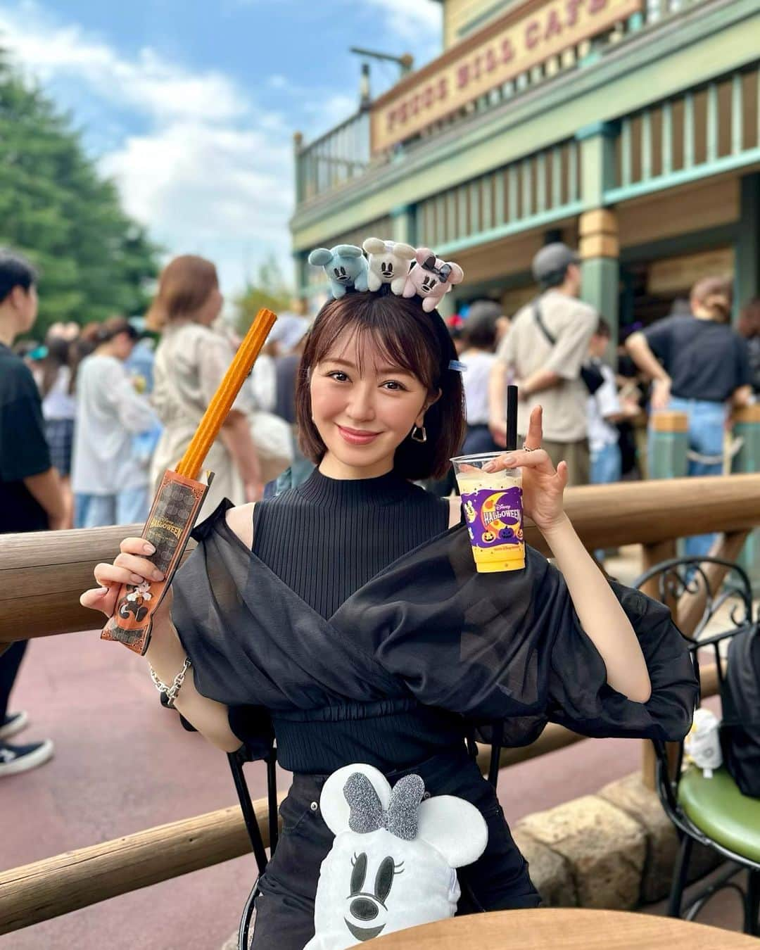 千葉由佳（ちばゆか）さんのインスタグラム写真 - (千葉由佳（ちばゆか）Instagram)「. ディズニーコーデ🎃🖤  ディズニーのお洋服の質問を多くいただいたので🏰🏷️  Tops: @lily_brown_official  Pants: @snidel_official  Boots: @celford_official  Bag: @standoil   ハロウィンっぽくブラックメインにしました🦇✨  そして今回もかほちゃんとディズニー♥️ 1番一緒に行ってるかも🥰❣️」9月24日 23時48分 - chibayuka