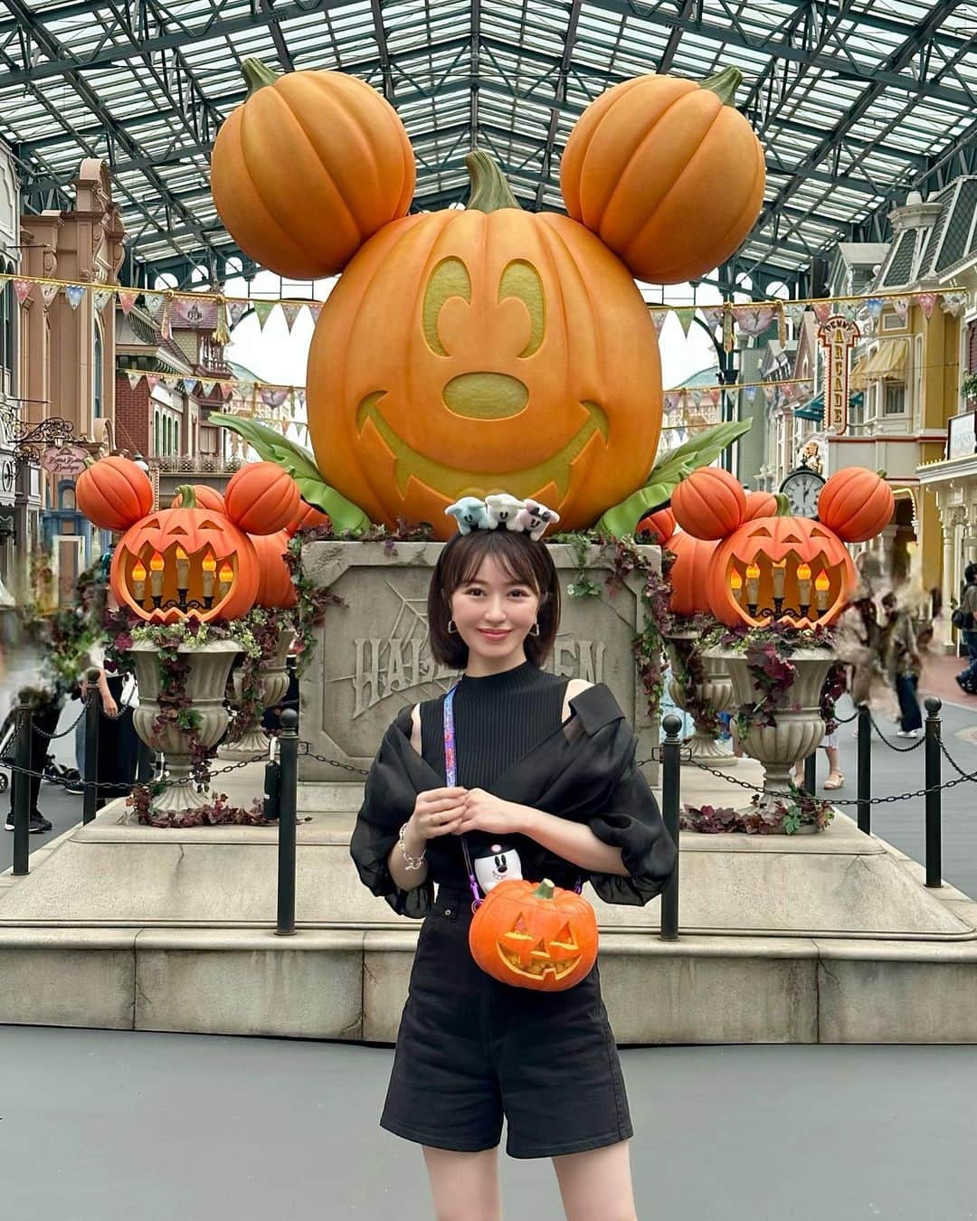のインスタグラム：「. ディズニーコーデ🎃🖤  ディズニーのお洋服の質問を多くいただいたので🏰🏷️  Tops: @lily_brown_official  Pants: @snidel_official  Boots: @celford_official  Bag: @standoil   ハロウィンっぽくブラックメインにしました🦇✨  そして今回もかほちゃんとディズニー♥️ 1番一緒に行ってるかも🥰❣️」
