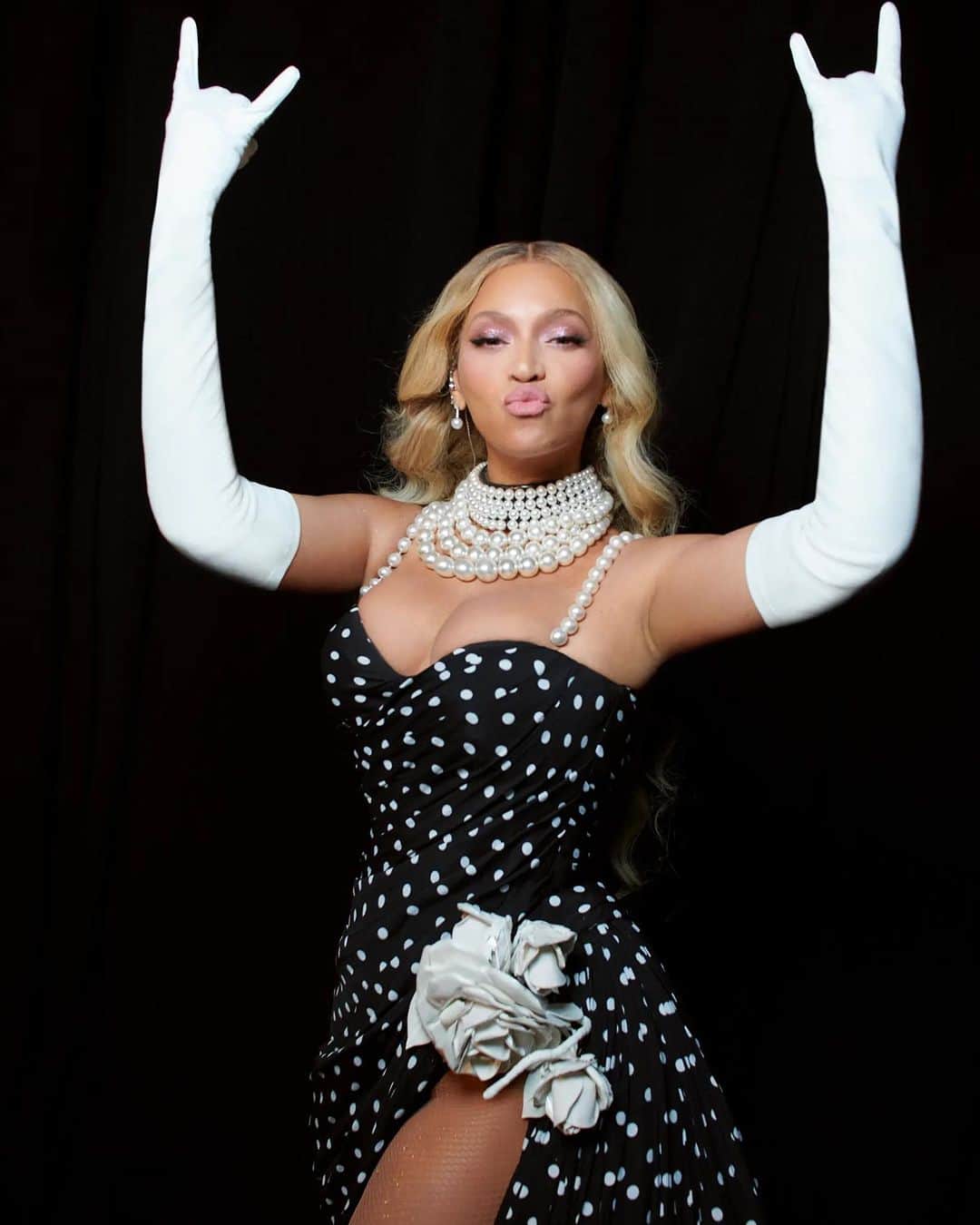 オリヴィエ・ルスタンのインスタグラム：「So proud of this moment 🤍🖤 Beyoncé in Balmain Couture for #renaissanceworldtour opening. I Love you Bey」
