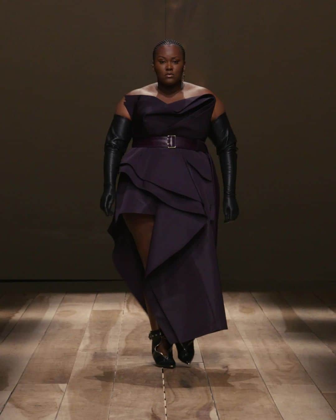 アレキサンダー・マックイーンのインスタグラム：「An asymmetric drape dress in nightshade worn with black elbow-length gloves⁣ and Slash Biker boots. ⁣ ⁣ Discover #McQueenAW23 via the link in bio.⁣ ⁣ Photographed by @ChloeLeDrezen⁣ Video by @indigital.tv⁣ ⁣ Sleep cycling by Rob Lewis⁣ Now Is⁣ Written and performed by Rival Consoles⁣ Courtesy of Erased Tapes⁣ 23:52⁣ Written by Nils Frahm & Olafur Arnalds⁣ Performed by Nils Frahm & Olafur Arnalds⁣ Used by Permission of Manners McDade Music Publishing Ltd.⁣ Courtesy of Erased Tapes」