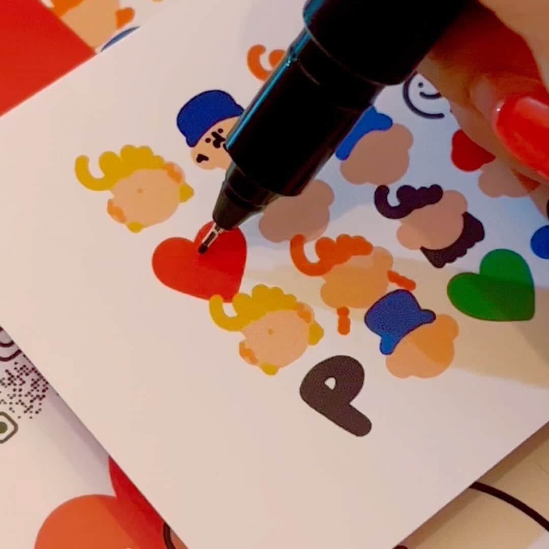 Pirakoのインスタグラム：「🆕📇❤️  おにゅーの名刺作った！ イベントに遊びに来てくれたときに わしが1人ずつ描いていけたら 思い出になるなぁと思ってカオナシにしてます🫣  スタンプラリーみたいで可愛い👧🏼 テイクフリーなので是非持って帰ってね💌」