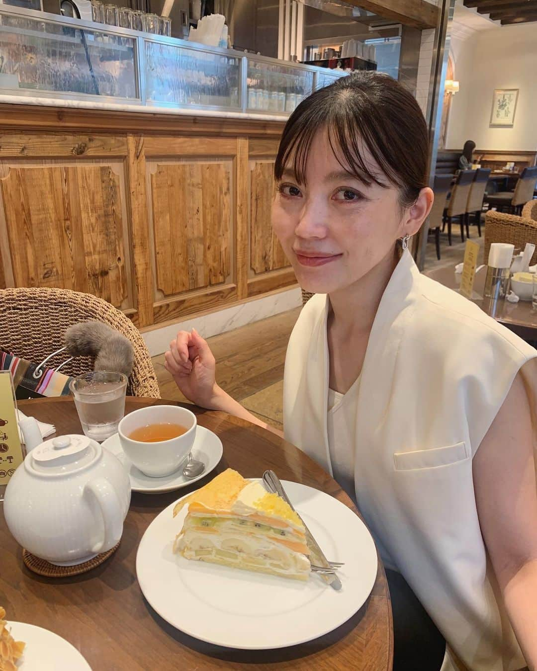 高橋まりなさんのインスタグラム写真 - (高橋まりなInstagram)「. 姉とティータイム🫖♡ ミルクレープ大好き😋 . 最近よくつけているピアス⛓️ @gc_online 姉にも褒められた✨ 大きくもなく小さくもなく、 この大きさがちょうどよくてお気に入り♡ . . . #gemcerey#ジェムケリー#ピアス#ジュエリーギフト#ジュエリープレゼント#jewelry#pr#pias#ファッションコーデ#喜ばれるギフト#トリンドル玲奈さん着用#お気に入りジュエリー#163cmコーデ#HARBS#ハーブス#ミルクレープ」9月24日 23時54分 - marina._.takahashi