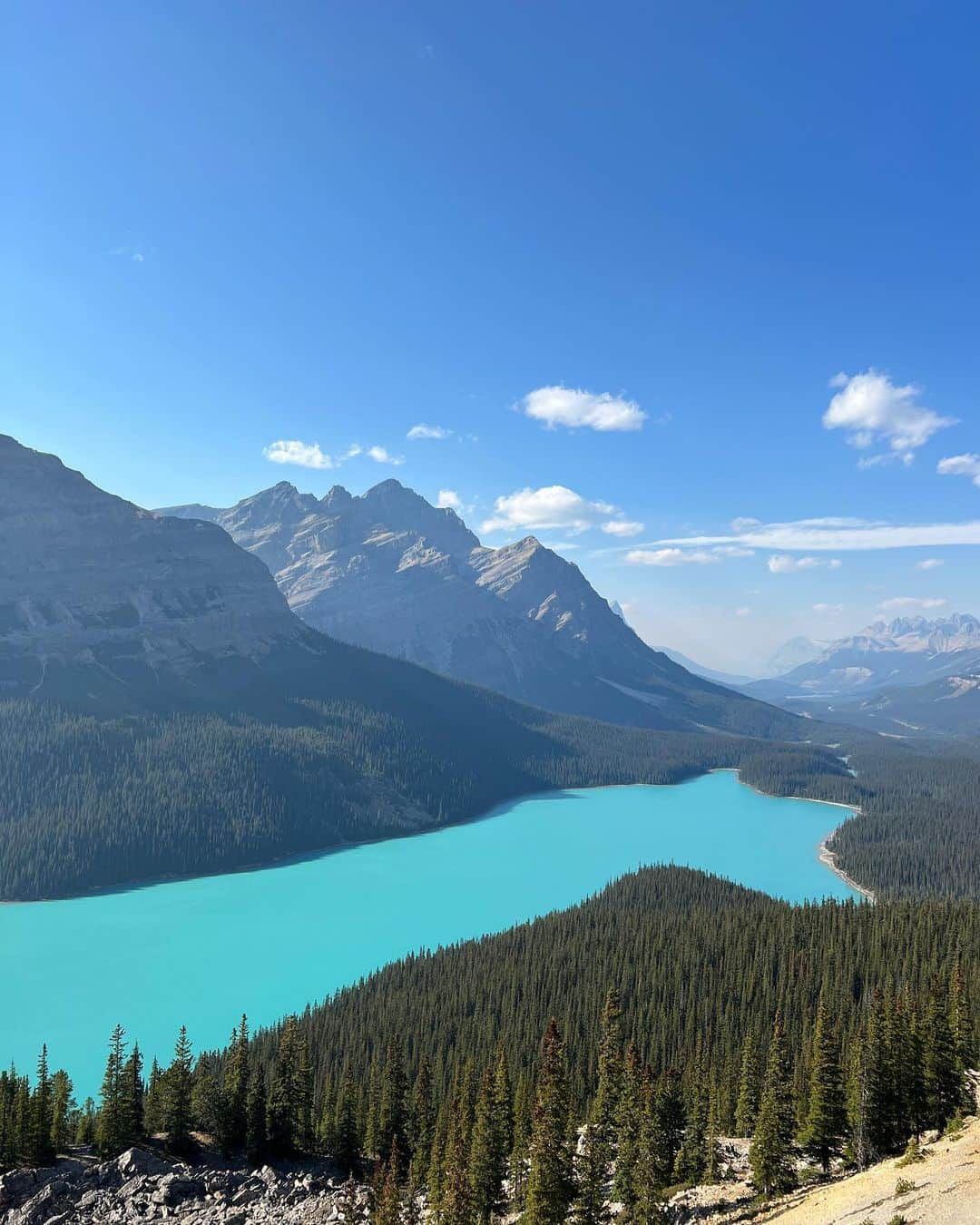 Zanna Van Dijkさんのインスタグラム写真 - (Zanna Van DijkInstagram)「Banff Photo Dump + TIPS 🇨🇦   Hit SAVE + TAG your adventure buddy! ⛰️   We couldn’t visit Canada and not experience the iconic landscapes and lakes of Banff national park. It’s definitely a more popular destination and for good reason - it is STUNNING! 🤩   🥾 Hike: I highly recommend exploring the trails around the main attractions (like Lake Louise/Moraine) as you’ll often get better views and escape the crowds. Here are some of our favourite routes: ➡️ Little Beehive Lookout (above Lake Louise) ➡️ Eiffel Lake (from Lake Moraine)  ➡️ Cirque Peak via Helen Lake (our favourite hike, very spicy & scrambly)  🧗‍♀️ Climb: If you want to try via ferrata for the first time, check out the Mount Norquay route on the peaks above Banff. You get a guide & it’s perfect for beginners!  🌊 Swim: We swam every day, our favourite spots for a dip included: ➡️ Helen Lake  ➡️ Eiffel Lake  ➡️ Two Jack Lake  These three are not as glacial as many lakes in Banff, but still cold and refreshing.  🚗 Travel: You definitely need a car to get around and access many trailheads. Some great scenic roads include: ➡️ Icefields Parkway  ➡️ Bow Valley Parkway   🏨 Stay: We stayed at @basecampsuitesbanff. Each room has its own kitchenette, which is super useful when you’re prepping your own breakfasts & packed lunches every day.  LOTS more info will be in my full Banff travel guide on my website in a few weeks 🥰🇨🇦 #banff #banffnationalpark #banffcanada #banffalberta #banfflife #albertacanada #explorealberta #morainelake」9月24日 23時57分 - zannavandijk