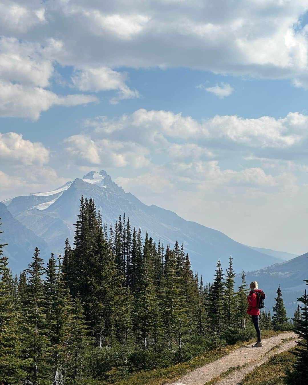 Zanna Van Dijkさんのインスタグラム写真 - (Zanna Van DijkInstagram)「Banff Photo Dump + TIPS 🇨🇦   Hit SAVE + TAG your adventure buddy! ⛰️   We couldn’t visit Canada and not experience the iconic landscapes and lakes of Banff national park. It’s definitely a more popular destination and for good reason - it is STUNNING! 🤩   🥾 Hike: I highly recommend exploring the trails around the main attractions (like Lake Louise/Moraine) as you’ll often get better views and escape the crowds. Here are some of our favourite routes: ➡️ Little Beehive Lookout (above Lake Louise) ➡️ Eiffel Lake (from Lake Moraine)  ➡️ Cirque Peak via Helen Lake (our favourite hike, very spicy & scrambly)  🧗‍♀️ Climb: If you want to try via ferrata for the first time, check out the Mount Norquay route on the peaks above Banff. You get a guide & it’s perfect for beginners!  🌊 Swim: We swam every day, our favourite spots for a dip included: ➡️ Helen Lake  ➡️ Eiffel Lake  ➡️ Two Jack Lake  These three are not as glacial as many lakes in Banff, but still cold and refreshing.  🚗 Travel: You definitely need a car to get around and access many trailheads. Some great scenic roads include: ➡️ Icefields Parkway  ➡️ Bow Valley Parkway   🏨 Stay: We stayed at @basecampsuitesbanff. Each room has its own kitchenette, which is super useful when you’re prepping your own breakfasts & packed lunches every day.  LOTS more info will be in my full Banff travel guide on my website in a few weeks 🥰🇨🇦 #banff #banffnationalpark #banffcanada #banffalberta #banfflife #albertacanada #explorealberta #morainelake」9月24日 23時57分 - zannavandijk