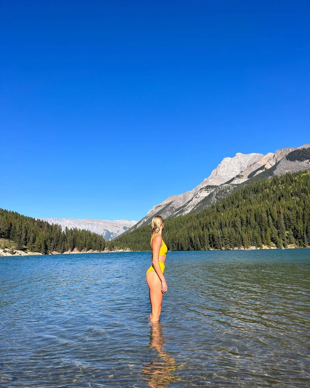 Zanna Van Dijkさんのインスタグラム写真 - (Zanna Van DijkInstagram)「Banff Photo Dump + TIPS 🇨🇦   Hit SAVE + TAG your adventure buddy! ⛰️   We couldn’t visit Canada and not experience the iconic landscapes and lakes of Banff national park. It’s definitely a more popular destination and for good reason - it is STUNNING! 🤩   🥾 Hike: I highly recommend exploring the trails around the main attractions (like Lake Louise/Moraine) as you’ll often get better views and escape the crowds. Here are some of our favourite routes: ➡️ Little Beehive Lookout (above Lake Louise) ➡️ Eiffel Lake (from Lake Moraine)  ➡️ Cirque Peak via Helen Lake (our favourite hike, very spicy & scrambly)  🧗‍♀️ Climb: If you want to try via ferrata for the first time, check out the Mount Norquay route on the peaks above Banff. You get a guide & it’s perfect for beginners!  🌊 Swim: We swam every day, our favourite spots for a dip included: ➡️ Helen Lake  ➡️ Eiffel Lake  ➡️ Two Jack Lake  These three are not as glacial as many lakes in Banff, but still cold and refreshing.  🚗 Travel: You definitely need a car to get around and access many trailheads. Some great scenic roads include: ➡️ Icefields Parkway  ➡️ Bow Valley Parkway   🏨 Stay: We stayed at @basecampsuitesbanff. Each room has its own kitchenette, which is super useful when you’re prepping your own breakfasts & packed lunches every day.  LOTS more info will be in my full Banff travel guide on my website in a few weeks 🥰🇨🇦 #banff #banffnationalpark #banffcanada #banffalberta #banfflife #albertacanada #explorealberta #morainelake」9月24日 23時57分 - zannavandijk