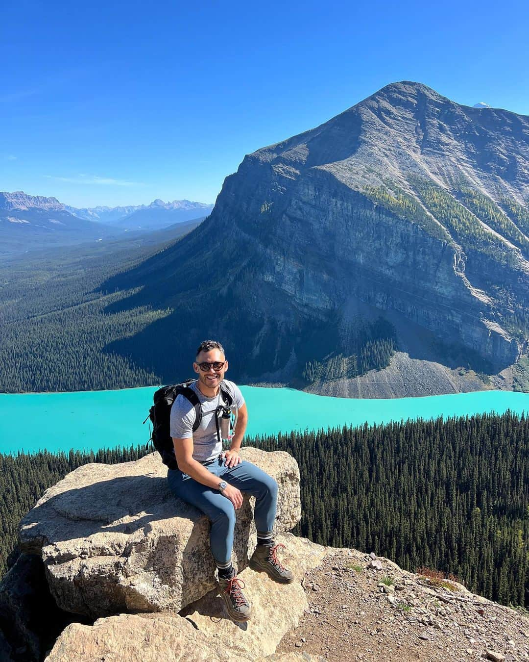 Zanna Van Dijkさんのインスタグラム写真 - (Zanna Van DijkInstagram)「Banff Photo Dump + TIPS 🇨🇦   Hit SAVE + TAG your adventure buddy! ⛰️   We couldn’t visit Canada and not experience the iconic landscapes and lakes of Banff national park. It’s definitely a more popular destination and for good reason - it is STUNNING! 🤩   🥾 Hike: I highly recommend exploring the trails around the main attractions (like Lake Louise/Moraine) as you’ll often get better views and escape the crowds. Here are some of our favourite routes: ➡️ Little Beehive Lookout (above Lake Louise) ➡️ Eiffel Lake (from Lake Moraine)  ➡️ Cirque Peak via Helen Lake (our favourite hike, very spicy & scrambly)  🧗‍♀️ Climb: If you want to try via ferrata for the first time, check out the Mount Norquay route on the peaks above Banff. You get a guide & it’s perfect for beginners!  🌊 Swim: We swam every day, our favourite spots for a dip included: ➡️ Helen Lake  ➡️ Eiffel Lake  ➡️ Two Jack Lake  These three are not as glacial as many lakes in Banff, but still cold and refreshing.  🚗 Travel: You definitely need a car to get around and access many trailheads. Some great scenic roads include: ➡️ Icefields Parkway  ➡️ Bow Valley Parkway   🏨 Stay: We stayed at @basecampsuitesbanff. Each room has its own kitchenette, which is super useful when you’re prepping your own breakfasts & packed lunches every day.  LOTS more info will be in my full Banff travel guide on my website in a few weeks 🥰🇨🇦 #banff #banffnationalpark #banffcanada #banffalberta #banfflife #albertacanada #explorealberta #morainelake」9月24日 23時57分 - zannavandijk