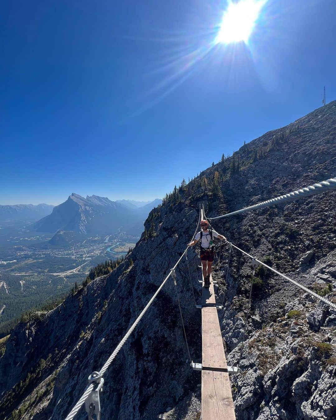 Zanna Van Dijkさんのインスタグラム写真 - (Zanna Van DijkInstagram)「Banff Photo Dump + TIPS 🇨🇦   Hit SAVE + TAG your adventure buddy! ⛰️   We couldn’t visit Canada and not experience the iconic landscapes and lakes of Banff national park. It’s definitely a more popular destination and for good reason - it is STUNNING! 🤩   🥾 Hike: I highly recommend exploring the trails around the main attractions (like Lake Louise/Moraine) as you’ll often get better views and escape the crowds. Here are some of our favourite routes: ➡️ Little Beehive Lookout (above Lake Louise) ➡️ Eiffel Lake (from Lake Moraine)  ➡️ Cirque Peak via Helen Lake (our favourite hike, very spicy & scrambly)  🧗‍♀️ Climb: If you want to try via ferrata for the first time, check out the Mount Norquay route on the peaks above Banff. You get a guide & it’s perfect for beginners!  🌊 Swim: We swam every day, our favourite spots for a dip included: ➡️ Helen Lake  ➡️ Eiffel Lake  ➡️ Two Jack Lake  These three are not as glacial as many lakes in Banff, but still cold and refreshing.  🚗 Travel: You definitely need a car to get around and access many trailheads. Some great scenic roads include: ➡️ Icefields Parkway  ➡️ Bow Valley Parkway   🏨 Stay: We stayed at @basecampsuitesbanff. Each room has its own kitchenette, which is super useful when you’re prepping your own breakfasts & packed lunches every day.  LOTS more info will be in my full Banff travel guide on my website in a few weeks 🥰🇨🇦 #banff #banffnationalpark #banffcanada #banffalberta #banfflife #albertacanada #explorealberta #morainelake」9月24日 23時57分 - zannavandijk