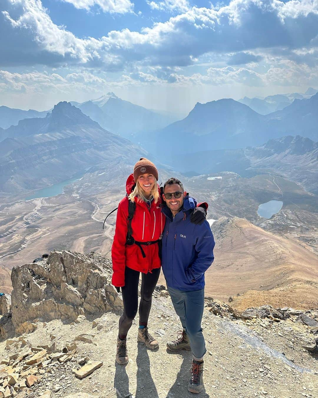 Zanna Van Dijkさんのインスタグラム写真 - (Zanna Van DijkInstagram)「Banff Photo Dump + TIPS 🇨🇦   Hit SAVE + TAG your adventure buddy! ⛰️   We couldn’t visit Canada and not experience the iconic landscapes and lakes of Banff national park. It’s definitely a more popular destination and for good reason - it is STUNNING! 🤩   🥾 Hike: I highly recommend exploring the trails around the main attractions (like Lake Louise/Moraine) as you’ll often get better views and escape the crowds. Here are some of our favourite routes: ➡️ Little Beehive Lookout (above Lake Louise) ➡️ Eiffel Lake (from Lake Moraine)  ➡️ Cirque Peak via Helen Lake (our favourite hike, very spicy & scrambly)  🧗‍♀️ Climb: If you want to try via ferrata for the first time, check out the Mount Norquay route on the peaks above Banff. You get a guide & it’s perfect for beginners!  🌊 Swim: We swam every day, our favourite spots for a dip included: ➡️ Helen Lake  ➡️ Eiffel Lake  ➡️ Two Jack Lake  These three are not as glacial as many lakes in Banff, but still cold and refreshing.  🚗 Travel: You definitely need a car to get around and access many trailheads. Some great scenic roads include: ➡️ Icefields Parkway  ➡️ Bow Valley Parkway   🏨 Stay: We stayed at @basecampsuitesbanff. Each room has its own kitchenette, which is super useful when you’re prepping your own breakfasts & packed lunches every day.  LOTS more info will be in my full Banff travel guide on my website in a few weeks 🥰🇨🇦 #banff #banffnationalpark #banffcanada #banffalberta #banfflife #albertacanada #explorealberta #morainelake」9月24日 23時57分 - zannavandijk