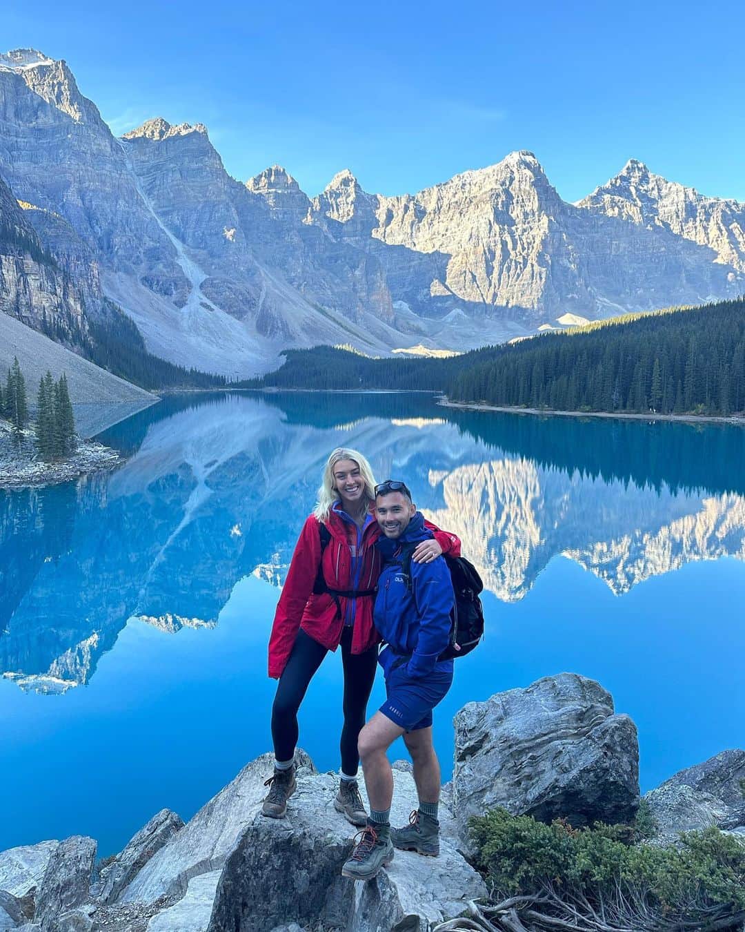 Zanna Van Dijkのインスタグラム：「Banff Photo Dump + TIPS 🇨🇦   Hit SAVE + TAG your adventure buddy! ⛰️   We couldn’t visit Canada and not experience the iconic landscapes and lakes of Banff national park. It’s definitely a more popular destination and for good reason - it is STUNNING! 🤩   🥾 Hike: I highly recommend exploring the trails around the main attractions (like Lake Louise/Moraine) as you’ll often get better views and escape the crowds. Here are some of our favourite routes: ➡️ Little Beehive Lookout (above Lake Louise) ➡️ Eiffel Lake (from Lake Moraine)  ➡️ Cirque Peak via Helen Lake (our favourite hike, very spicy & scrambly)  🧗‍♀️ Climb: If you want to try via ferrata for the first time, check out the Mount Norquay route on the peaks above Banff. You get a guide & it’s perfect for beginners!  🌊 Swim: We swam every day, our favourite spots for a dip included: ➡️ Helen Lake  ➡️ Eiffel Lake  ➡️ Two Jack Lake  These three are not as glacial as many lakes in Banff, but still cold and refreshing.  🚗 Travel: You definitely need a car to get around and access many trailheads. Some great scenic roads include: ➡️ Icefields Parkway  ➡️ Bow Valley Parkway   🏨 Stay: We stayed at @basecampsuitesbanff. Each room has its own kitchenette, which is super useful when you’re prepping your own breakfasts & packed lunches every day.  LOTS more info will be in my full Banff travel guide on my website in a few weeks 🥰🇨🇦 #banff #banffnationalpark #banffcanada #banffalberta #banfflife #albertacanada #explorealberta #morainelake」