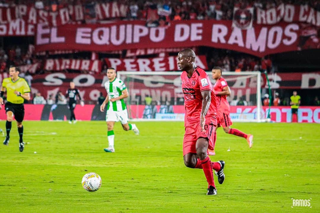 アドリアン・ラモスのインスタグラム：「Esfuerzo de equipo para una hinchada incondicional. Clásico rojo ❤️ 👹」
