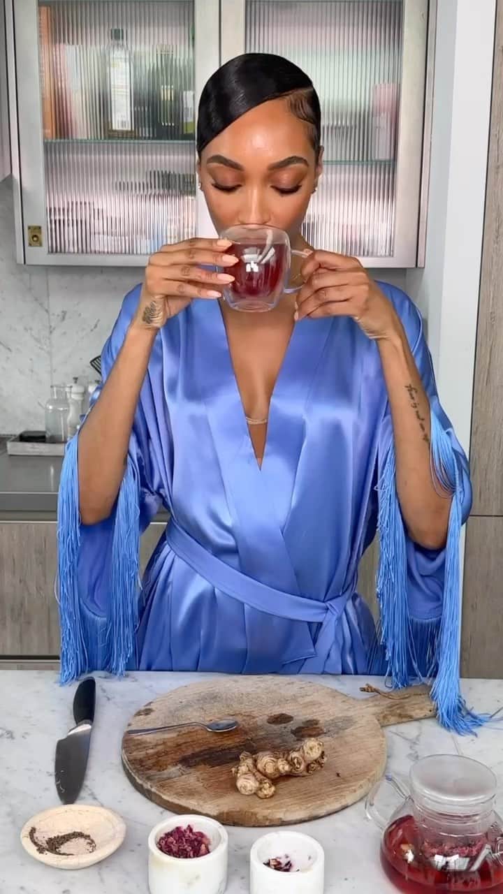 ジョーダン・ダンのインスタグラム：「a tea for your pre-menstrual cycle, with rose, hibiscus, lavender & ginger 🌺 #dunnskitchen」