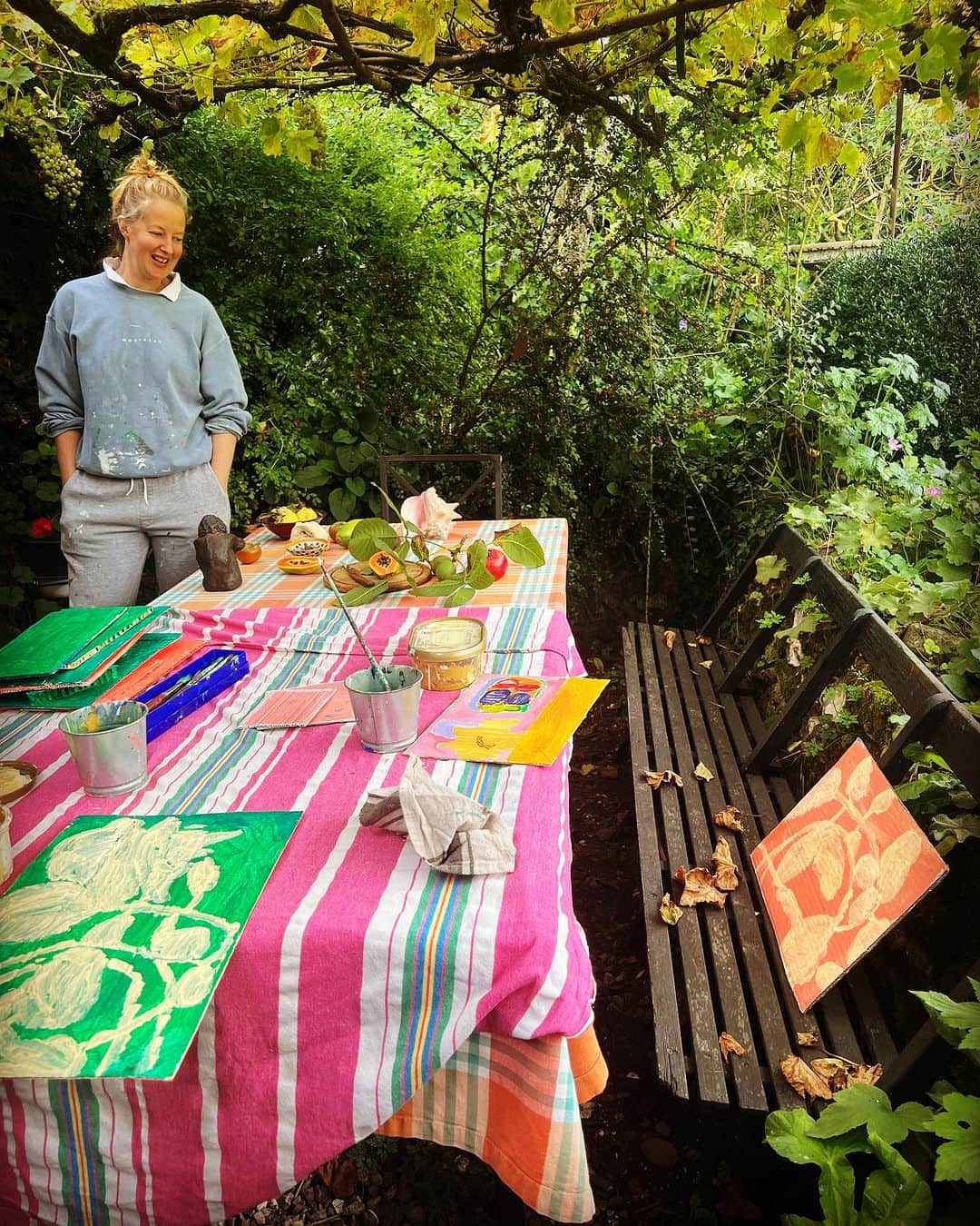 シエンナ・ギロリーのインスタグラム：「One of my absolute favourite artists @rosa_roberts_ making beauty in my mum’s garden 🤸🏼‍♀️#greatwomenartists」