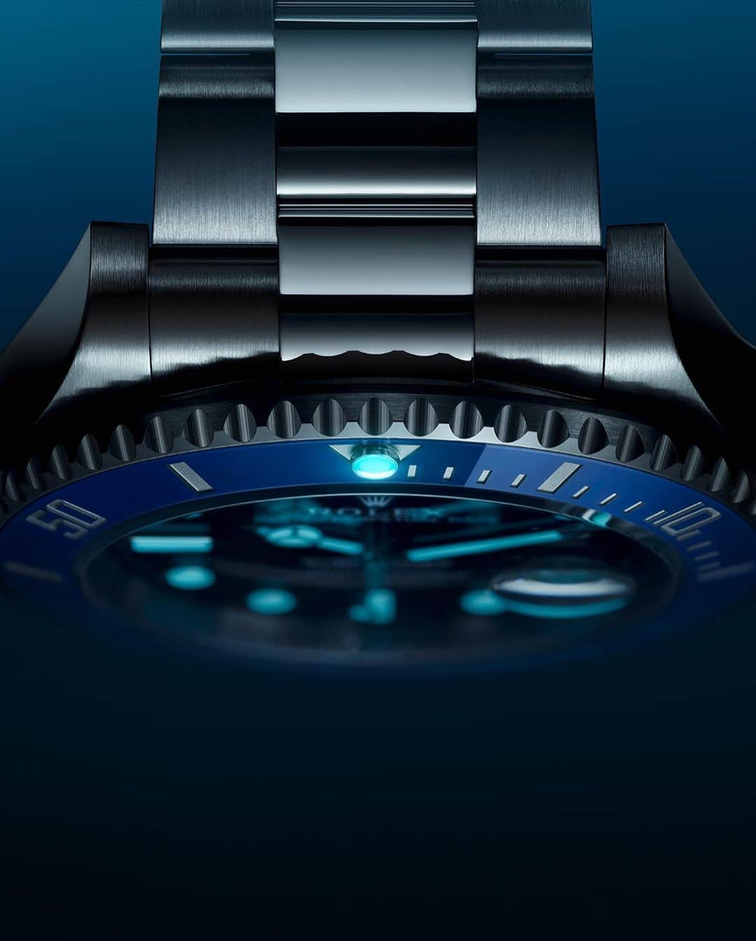 rolexのインスタグラム：「Lighting the way. The Chromalight capsule on the Submariner Date. A simple, small circle that emits a blue glow, making it easy for divers to monitor their dive time in the darkest depths. #Rolex #Submariner #101031」