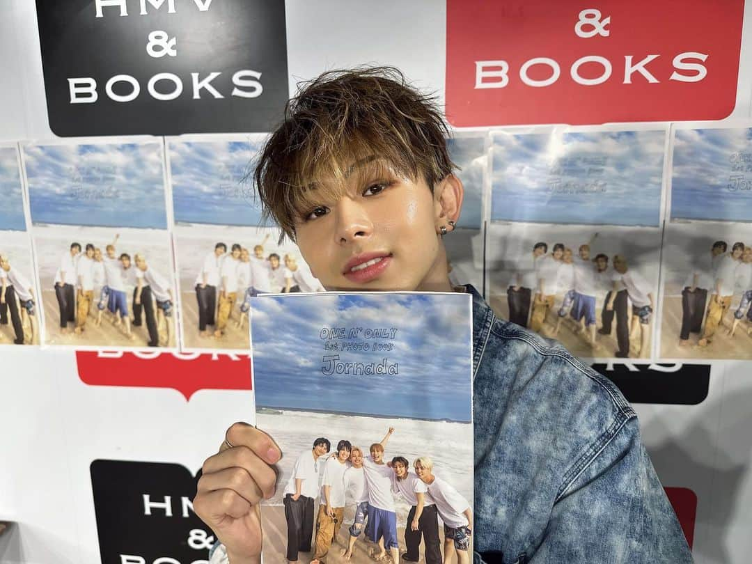 山下永玖/EIKUのインスタグラム：「『ONE N' ONLY 1st PHOTO BOOK Jornada』発売記念イベント✌️ 来てくれたSWAGありがとう！この本で旅気分味わってね！  #JUNON #PHOTOBOOK #Jornada #ONENONLY」