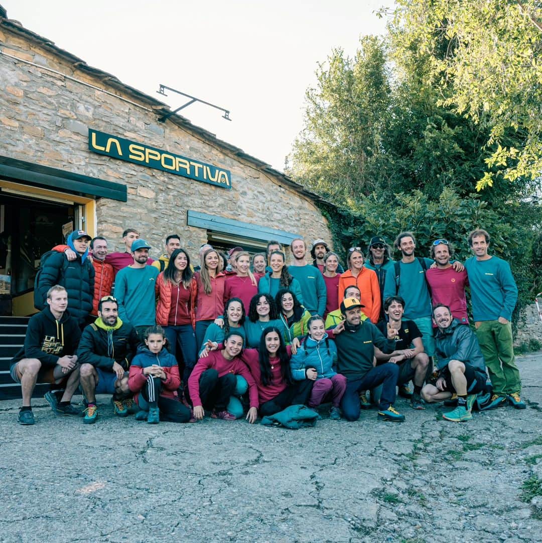 ミナ・マルコヴィッチのインスタグラム：「Thank you @lasportivagram X @lasportivaspain for gathering us together #rodellarclimbingfestival.   It was incredible time and always pleasure, to spend it together with people, who shares the same passion. 💞  Team meeting is over, but there is still some time to enjoy climbing and nature. 🏞🍃🌞  #climbinonthemoon #80's climbing #weareclimbers #foryourmountain @lasportivagram @lasportivaspain @climbskinspain #climbskinfamily   foto (1,2): @javipec」