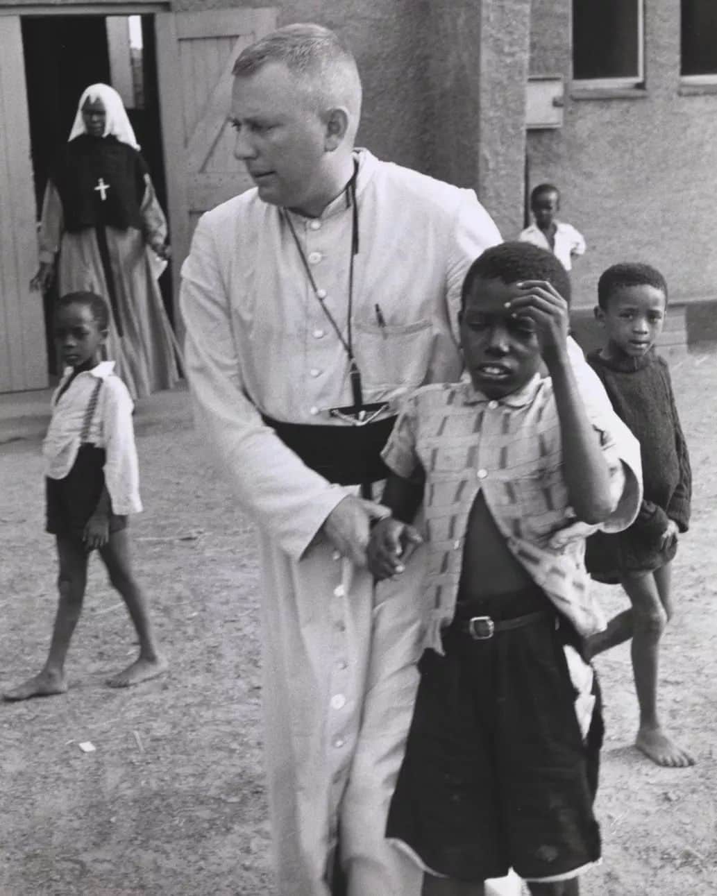 テート・ギャラリーさんのインスタグラム写真 - (テート・ギャラリーInstagram)「📷 Ernest Cole is considered one of the most significant documentary photographers in the history of photography. During his life he was known for his book: House of Bondage – published in 1967 – from which the above images are taken. 📷  Each of Cole's images captures an element of day-to-day life under the Apartheid regime in South Africa. There is a particular focus on the Black community: from the long commutes and overcrowding of trains; to the harsh conditions in gold mines; to understaffed and underfunded hospitals; and the daily realities of pass raids. In some works, Cole has photographed signs that depict the rules that separated different strands of society under Apartheid. Other images are more playful, depicting children cooling off with a water sprinkler or friendships between Black and white South Africans.  As well as providing a record of the reality for Black people living under Apartheid, Cole’s photographs bear witness to his own experience of living and working under continued state oppression. In an attempt to gain more freedom, Cole managed to have his racial classification changed from ‘Black’ to ‘Coloured’, tricking the Race Classification Board. This meant that he did not need to carry a pass signed by a white employer, allowing him to travel more freely. Many of his photographs were taken under risk of arrest, whilst others were taken covertly, with Cole smuggling his camera into areas where photography was banned, such as hospitals and mines. Historian Gunilla Knape noted: 'the essential humanity of Cole’s artistic vision is given through the relation that the photographer has with his subject matter; this is photography executed in the midst of, from the inside; it is felt as powerfully as it is seen.'」9月25日 0時11分 - tate