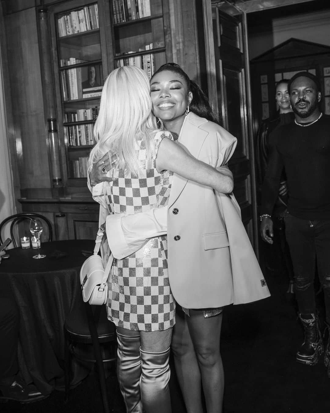 ドナテラ・ヴェルサーチさんのインスタグラム写真 - (ドナテラ・ヴェルサーチInstagram)「Celebrating an amazing show with my friends and family on Friday 💜」9月25日 0時11分 - donatella_versace
