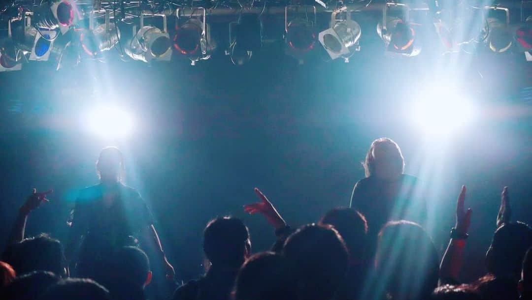 ZAQのインスタグラム：「昨日、草野華余子ちゃんとのずーっと楽しみにしていたツーマンライブ、 「vs bestie」にお越しいただいたみなさまありがとうございました。  ーセットリストー Seven Doors ASEED ANTHM Altaretion Sparkling Daydream hopeness  ーコラボー Dance In The Game（ZAQ曲） heartbeat-axelator（アニサマ2023テーマソング） 僕ら死ぬまで旅の途中（草野華余子曲）  でした。  華余子ちゃんのライブもめっっちゃ良かったなぁ…わたしの大好きな彼女がわたしの大好きな曲を奏でるライブを間近で見られて感動でした。  MCでも、伝えたけど、 華余子ちゃんはZAQにとってすごく大切な存在で。 nano.RIPEのキミコさんに初めて紹介されたあの日から、ずっとわたしの心の支えになってくれていました。  プライベートなことも、音楽のことも、仕事のことも、 いつもわたしの心臓を揺らす金言を、本気で投げかけてくれる。  昨年、デビュー10周年を越えて、「ZAQ」という存在をどうしようか本気で悩んでいた時期がありました。  世に名前が広まって忙しくなりすぎていた華余子ちゃんだったけど、わたしに会ってくれて、話を聞いてくれた。 今の事務所にも、華余子ちゃんがおこしてくれた行動のおかげで入れた、というところもあって。 おかげで、ZAQはアーティスト活動を続けられているというところも大きいです。  作詞作曲編曲歌唱、すべてやれる同性の仲間がいなかったわたしにとって、貴重な存在であり、ある意味ではライバルでもあるのかもしれない。  だからこそ、分かち合える痛みや、感動があって、 昨日一緒にライブをしてても思ったけど、音楽を気持ちいいと思える沸点も、たぶん一緒なんだと思う。 華余子ちゃんと同じ曲は作れないけど、魂の色が同じような気がする。（なんじゃそら）  彼女も、わたしの音楽をリスペクトしてくれているし、私も彼女の限界突破してる才能に憧れている。  彼女に助けられてきたからこそ、彼女が今度しんどくなったときはわたしも全力で助けたいと思う。  大切な人です。  ……。  なんかラブレターみたいになりすぎてしまった…。  何が言いたかったのかというと、 また一緒に音楽したいなと強く思った。  ライブでも、音楽制作でも、なんでもいいから。 一緒にまた、「音」を「楽」しみたいなぁと思いました。 またチャンスを作ろうと思う！！！  昨日、華余子ちゃんが物販に立った時、わたしのファンの方々が、 「ZAQのことをよろしくお願いします」 みたいに華余子ちゃんに伝えてたらしくて、 本当にZAQのファンはいいやつばっかだな！！と思ったよ。 ありがとう。 あなたたちの存在もとても大きいです！！  ざくちゃんは！おんがくやめへんで〜！  また現場でお会いしましょう！ありがとうございました！！  😚」