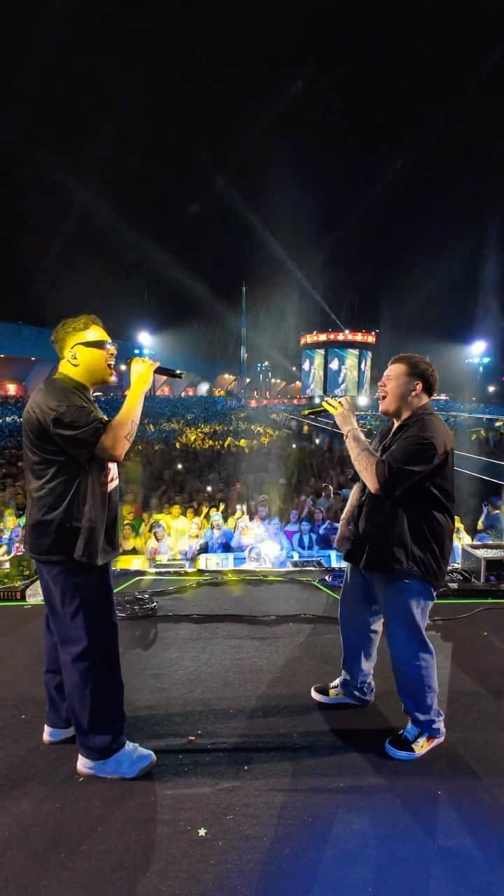 Sorriso Marotoのインスタグラム：「Que momento, nem a chuva foi capaz de apagar nosso calor, RECIFE.  Ontem rolou um encontro com o nosso irmãozinho Ferrugem no palco do @sambarecifeoficial, cantamos ‘ELA’ com vocês!  Seguimos entre as músicas mais ouvidas no charts do Spotify e com o clipe em alta no YouTube.   Aproveita o domingão e larga o dedo no play. 🚀🙌🏼」