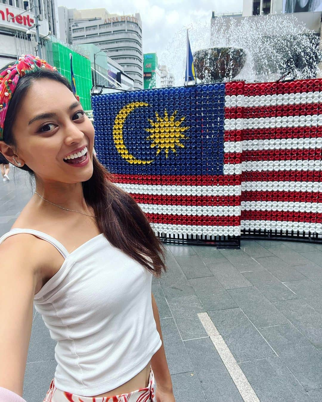 遊海 Yuumiのインスタグラム：「The country where I belongs ❤️🇲🇾 feel so home back here ✨  大好きマレーシア❤️ いい国よ！　 この国に遊びにきたら、絶対また来たくなる国❤️こんな素敵でハプニングな国で育った私。やっぱり地元がいいね！　 Saya membesar di Malaysia selama lebih daripada 13 tahun sejak saya berumur 5 tahun dan di sinilah tempat saya berada. Saya berasa begitu pulang ke Malaysia! Memang nak datang balek sini❤️ #lovemalaysia #homesweethome #kl #malaysia #malaysiatrulyasia #malaysiaboleh #kualalumpur #peace #マレーシア #クアラルンプール　#クアラルンプール旅行 #クアラルンプール生活」