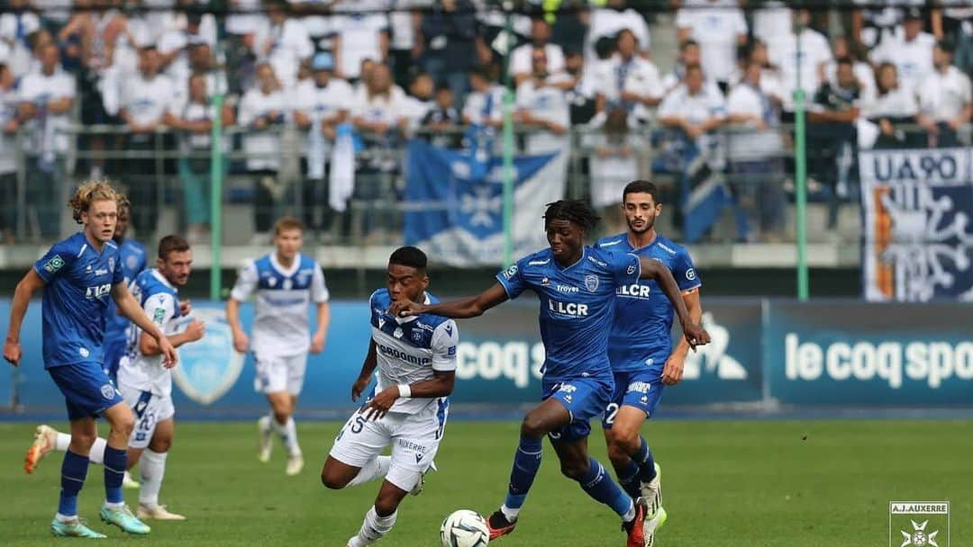 オナイウ阿道さんのインスタグラム写真 - (オナイウ阿道Instagram)「Victoire du derby🔵⚪️  Il ne reste plus qu'à gagner à domicile 🏠🔥  #auxerre  #OA45」9月25日 0時20分 - onaiwu_ado