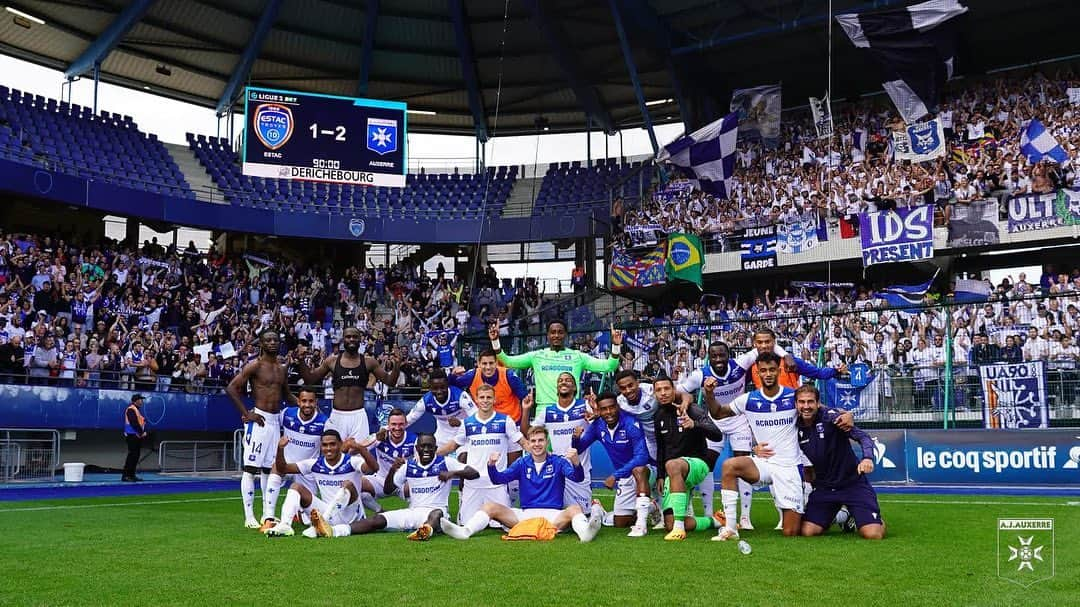 オナイウ阿道のインスタグラム：「Victoire du derby🔵⚪️  Il ne reste plus qu'à gagner à domicile 🏠🔥  #auxerre  #OA45」