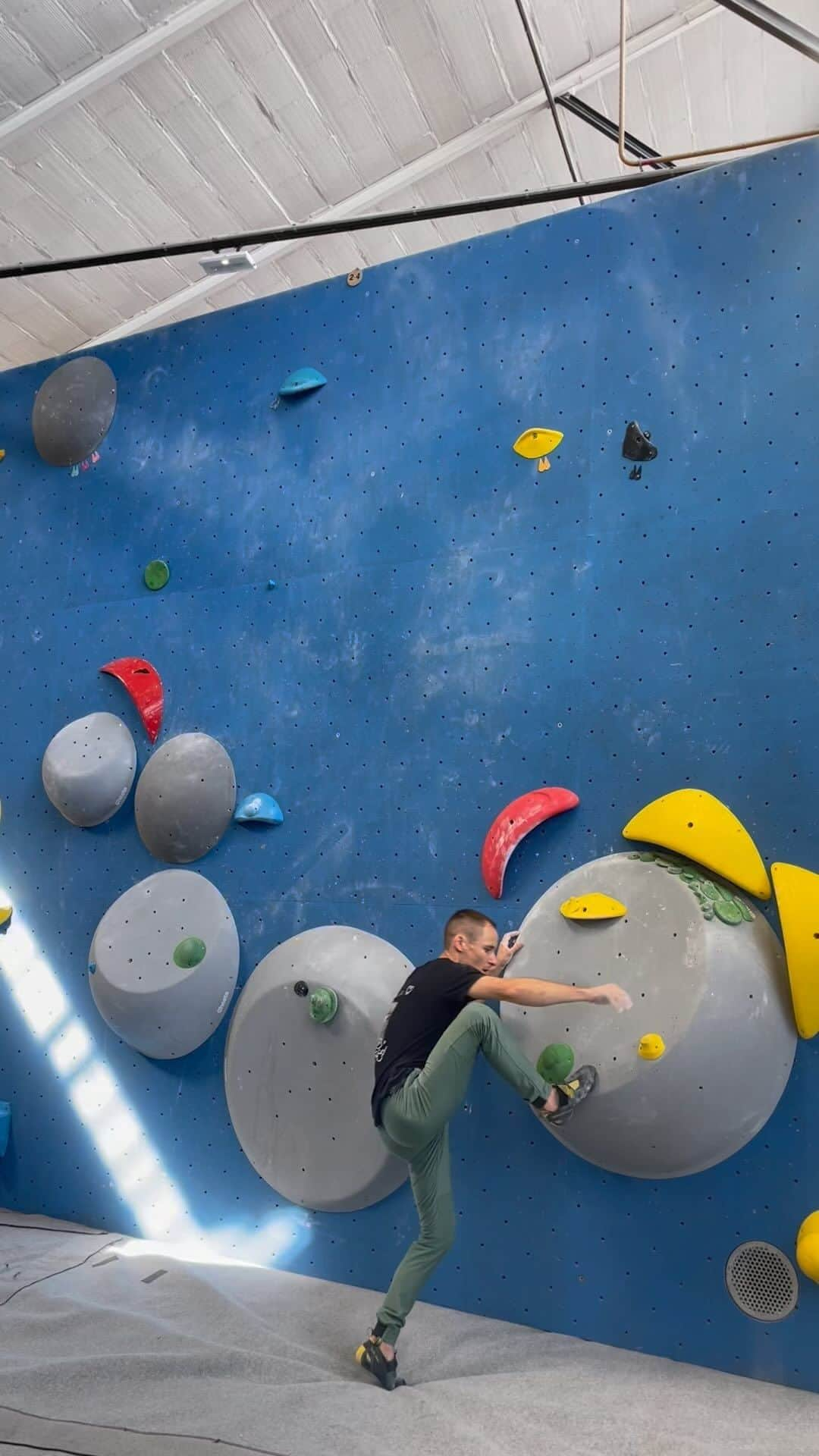 ジェレミー・ボンダーのインスタグラム：「Le violet 🟣 sensation de @ludolefevre_ll lors de ma session d’ouverture de cette semaine 🤙  Demain on remet ça 👊  #arkose #arkoseheroes #snapclimbing #ffmeoccitanie #beal #lasportiva」