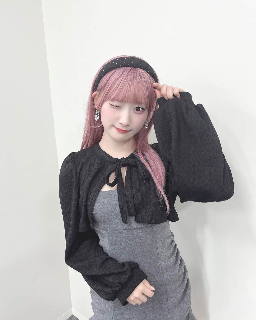 のインスタグラム：「🖤      ∴∵∴ ୨୧ ∴∵∴ ୨୧ ∴∵∴ ୨୧ ∴∵∴    対面お話し会の3.4部できたお洋服🎀  1.2部はかわいい系だったので、黒着てみたよ🫶🏻    どうかな〜？？      対面お話し会、楽しかったな〜〜♪  たくさん笑って、たくさん幸せを感じました！  本当にいつも元気とぱわーをもらってて、、みなさんがいるからもっと頑張ろう！と思えます( > < )♡  みんなも同じように思ってくれてたら嬉しいな💞  でもね始まったらすぐ終わっちゃうのが寂しいんです(;_;)  そして終わったらしばらく会えないの(;_;)  みんなお仕事とかお勉強とか、、頑張ってる事、辛いこと、ついネガティブになっちゃうこと。毎日たくさん思うことがあると思うけど、また次会える時まで、お互い頑張ろうね♪  まだ会ったことがない方も、いつまでも待ってますね☺️  会える事がすべてじゃないけど、やっぱり直接会って話せるって貴重だし特別な時間だよね。 遠くから来てくれたり、たくさんかわいくかっこよくおめかししてきてくれたりするのも本当に嬉しい！ みんな楽しみにして来てくれたんだよね🥹 私もすっごく楽しみにしてたよ🥹💖  6周年当たったよ！て報告も沢山…！ 本当に今からドキドキしてるよ… みんながたくさん来てくれる！ていうから緊張と楽しみな気持ちでいっぱいです！ SSAに立つイコラブちゃん。見逃さないでね〜！  明日は千葉ロッテマリーンズイベントです！わくわく⚾️      明日投稿しようとしたのに間違って載せちゃった！から載せちゃう！！   #イコラブ」