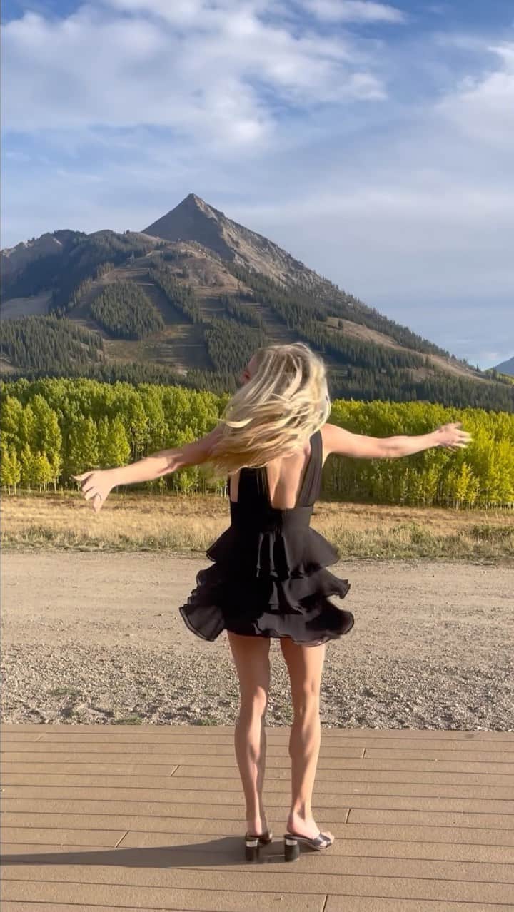 エマ・コバーンのインスタグラム：「I love you like XO ❤️❤️ is there a limit for how many times you can cry and laugh at a wedding? If so, I think we set new records yesterday at @jamascari & @instagreg5 ‘s wedding. Two people who have become like brothers to us, a full extension of the Coburn family. Thank you for being the most wonderful, fun, thoughtful, grounded men. Thank you for including my mom yesterday ❤️ she would have loved it. We are all so lucky to be a part of your world. We love you!」