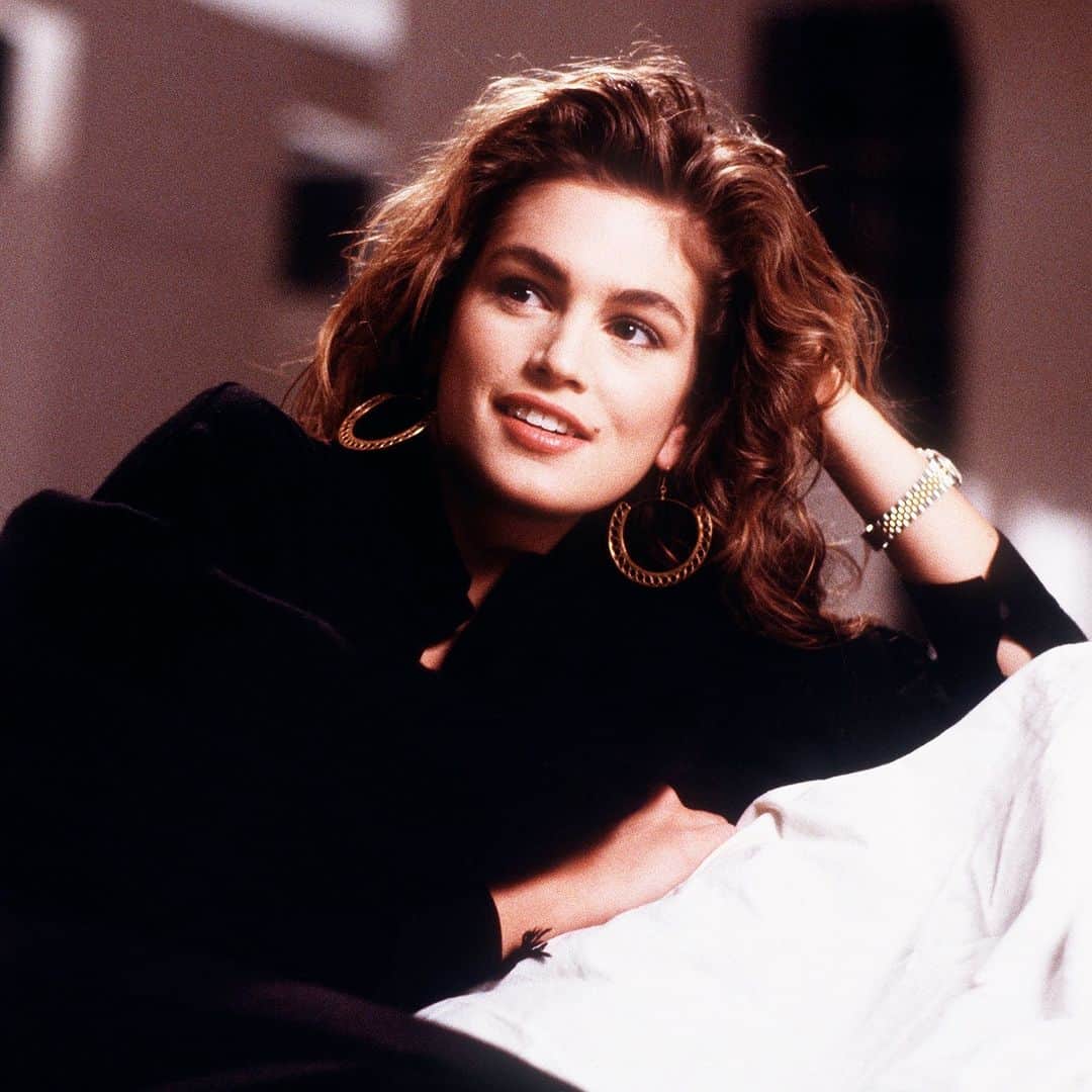 ELLE Germanyのインスタグラム：「Jeder hat diesen Lippenstift in den 80er Jahren getragen – jetzt ist er als Modetrend zurück: Von dunklem Espresso bis hin zu Karamell, Nougat und hellem Zimt wird Braun aktuell zur neuen Trendfarbe für den Herbst 2023 und wirkt überraschend elegant. ✨  Credit: Getty Images / Launchmetrics SpotlightSM #cindycrawford #makeup #lippenstift #beautytrends」