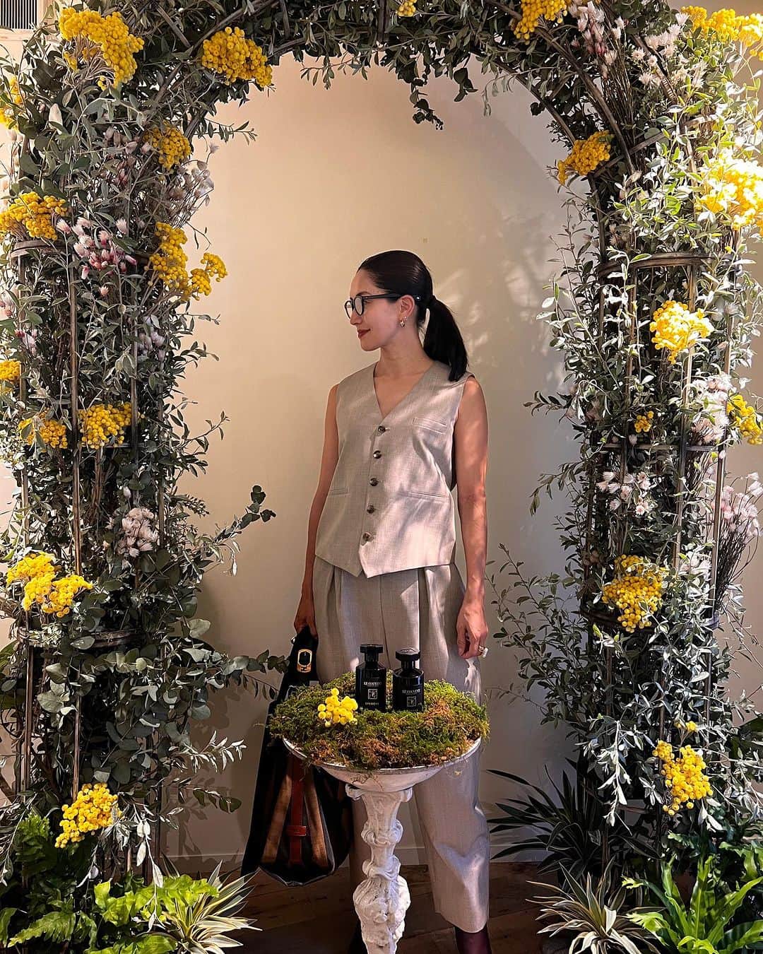 亀恭子のインスタグラム：「先日、 @lecouventparfums_japan  新作発表会に行きました。  香水界の巨匠 ジャン＝クロード・エレナ氏監修のブランド。  以前、ご縁あってインスタライブをご一緒させて頂いてから すっかり魅了されてます。  新作「リマーカブル パルファム スペローネ」/📷3 イモーテルフラワーとラブダナムのアンバーウッドの香り。 100%ヴィーガン処方 好みの香り♡  この香りに包まれたコルシカ島（夕方にイモーテルフラワーの香りに包まれるらしい）  いつか行ってみたい。  パルファムは、 子供の送迎や学校では使わず。 バッグに入れるハンドタオルや家の中のファブリックに微量をひとふき。  自分の用事で出かける時に、 自分にシュッとひとふき。 至近距離でほんのり香るくらいが丁度いい。  少し前までは、 どんな時も とあるパルファム一筋だったけれど、 今は季節やその日の服装や気分で纏う香りも選んで楽しんでます☺︎  PRの戸松ちゃんと/📷4 知識が豊富で頼もしくて、 メローな雰囲気で話しやすくて、 私の癒しの人♡  #lecouventparfums #parfum #love」