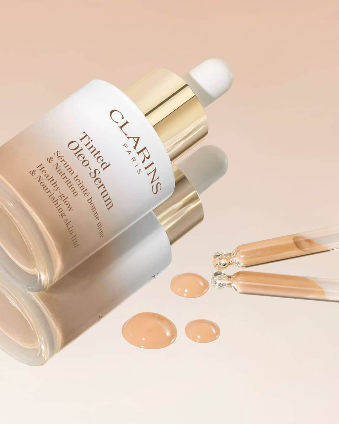 Clarins Franceのインスタグラム：「CONCOURS ✨⁣ ⁣ Tentez de remporter notre dernière innovation teint, Tinted Oleo-Serum. ⁣ Un sérum teinté lumineux adapté à toutes les peaux et toutes les carnations !⁣ ⁣⁣ Pour participer : ⁣⁣ ✔️ S’abonner au compte @Clarinsfr⁣⁣⁣⁣⁣ 👍 Liker la publication⁣⁣⁣⁣⁣ 💬Taguer 3 amis en commentaire de ce post ⁣⁣⁣⁣⁣ ⁣⁣⁣⁣ Fin du concours le 1er octobre, 3 gagnants seront tirés au sort ✨⁣⁣ ⁣ #Clarins #ClarinsMakeUp #TintedOleoSerum ⁣」