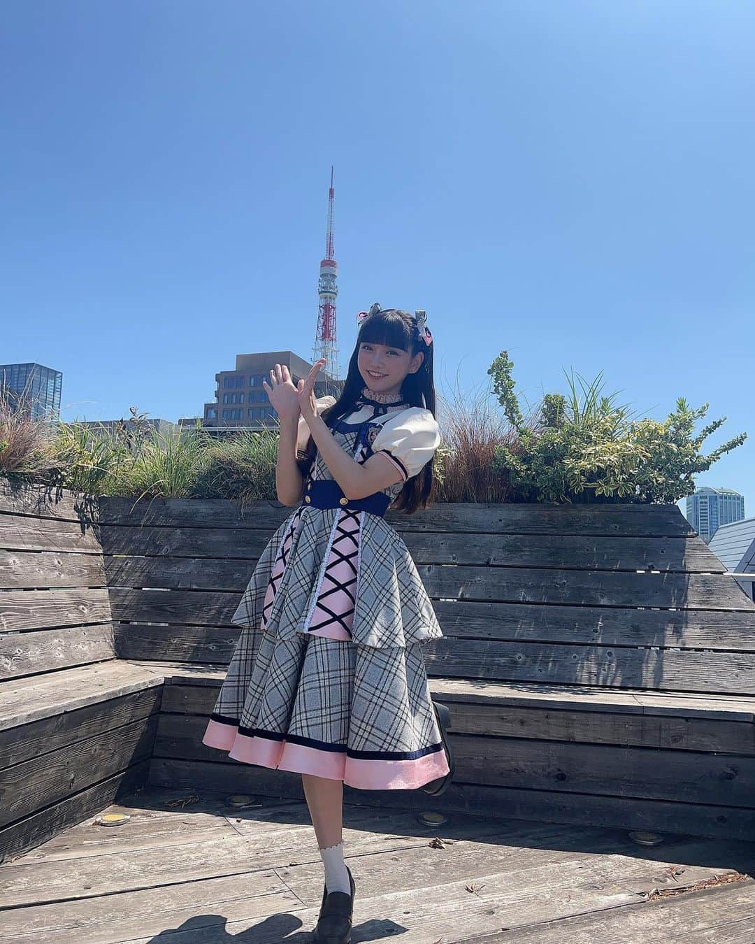 のインスタグラム：「夢よ羽ばたけʚ❤︎ɞ ･ 全身ばーじょん🧍‍♀️ 衣装かわちいねん💙 ･  #アイドル #衣装 #アイドル衣装 #ハーフツイン #髪飾り #ヘアアクセサリー  #巻き髪 #ゆる巻き  #ロングヘア  #ぱっつん前髪  #ootd  #高嶺のなでしこ」