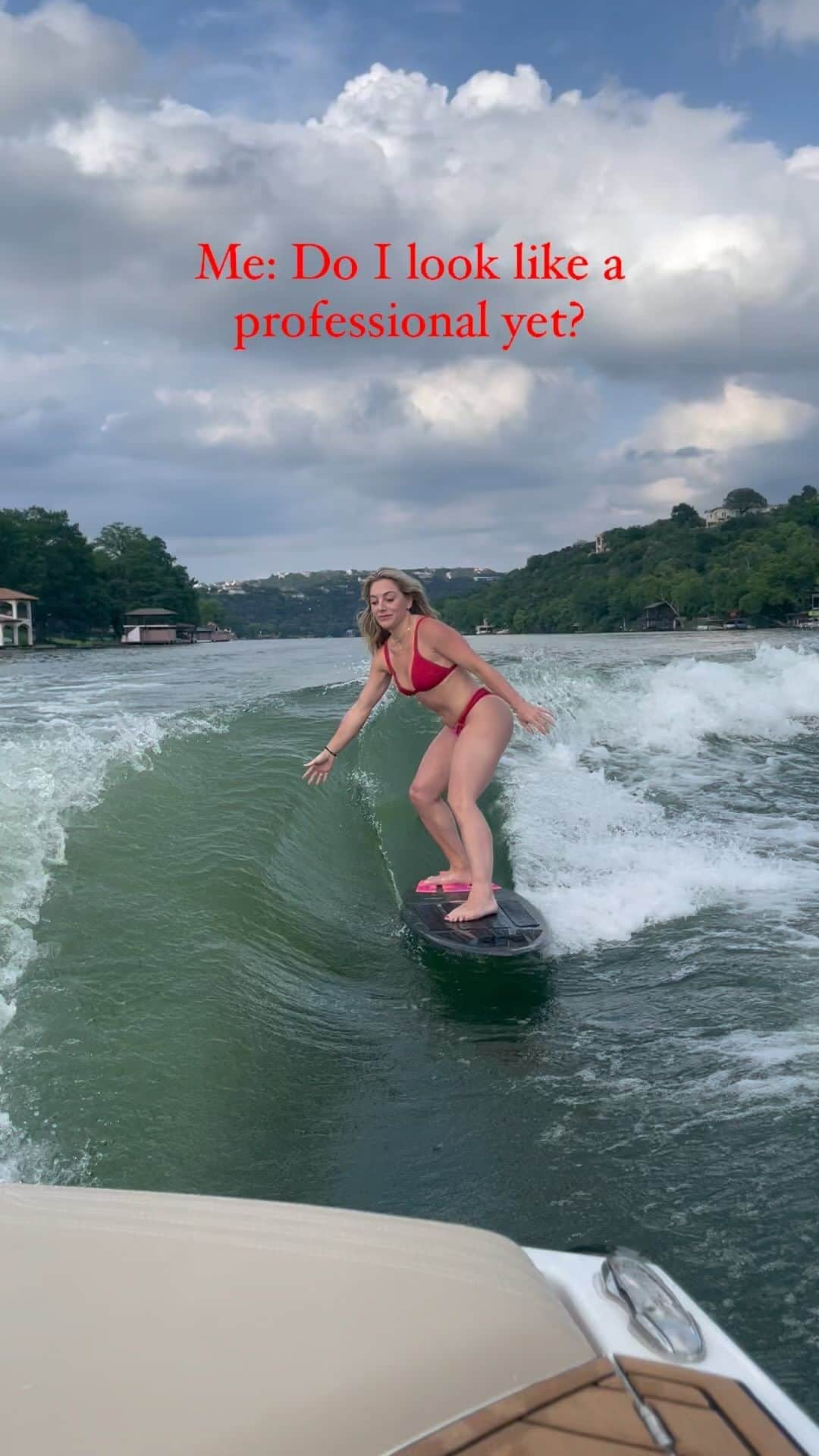 サマンサ・ペスゼックのインスタグラム：「What wake surfing trick do I need to learn to look like a professional?! Asking for a friend… • PSA: to everyone that had to hear me complain about how hot Austin is… we have about 3 more months of boating weather, so I take back my complaints 😈 • @malibuboats #austin #malibu #wakesurfing #boating」