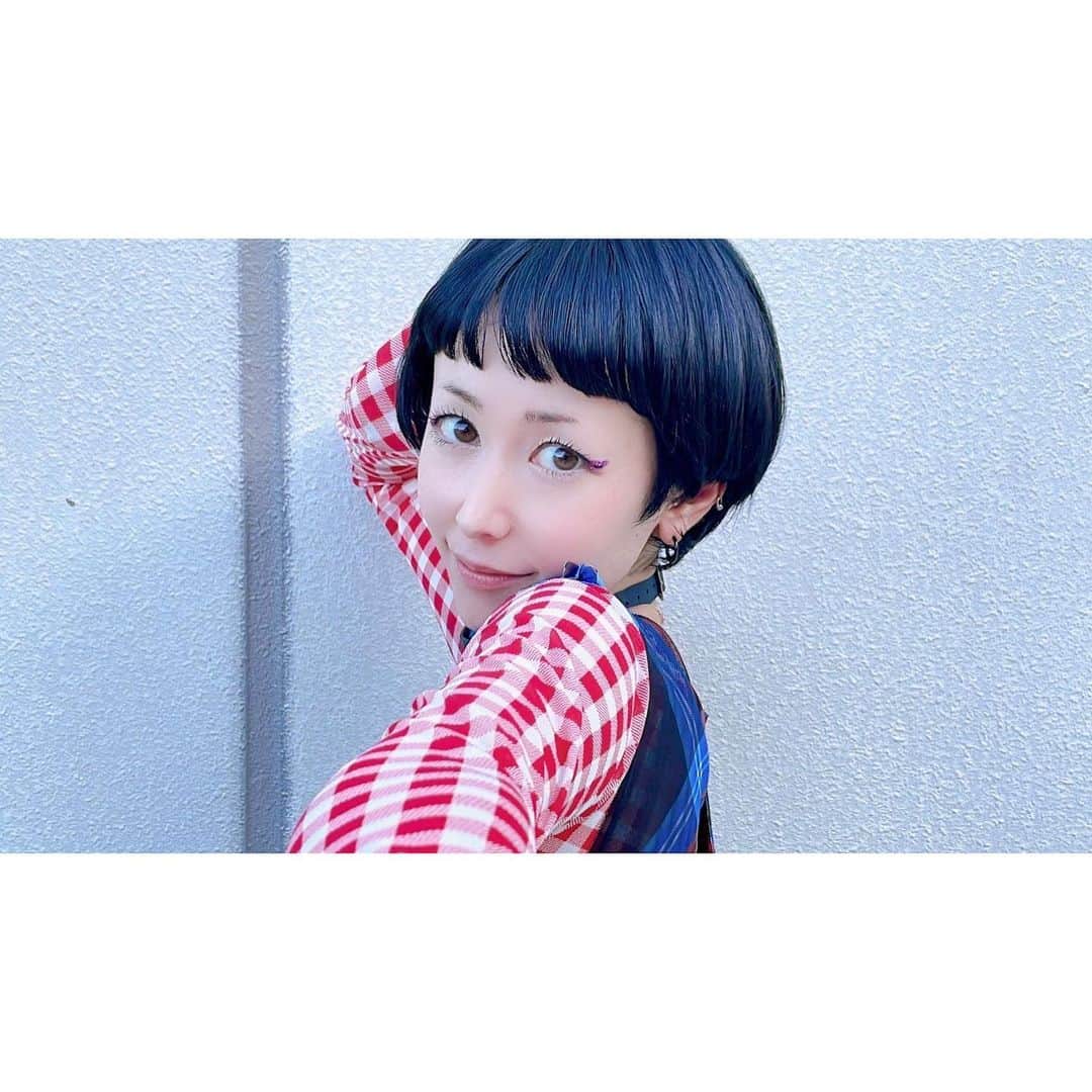 木村カエラのインスタグラム：「本日のメイク make by @mihoko_f  黒のラインにラメ。  LIVE @the_solar_budokan」