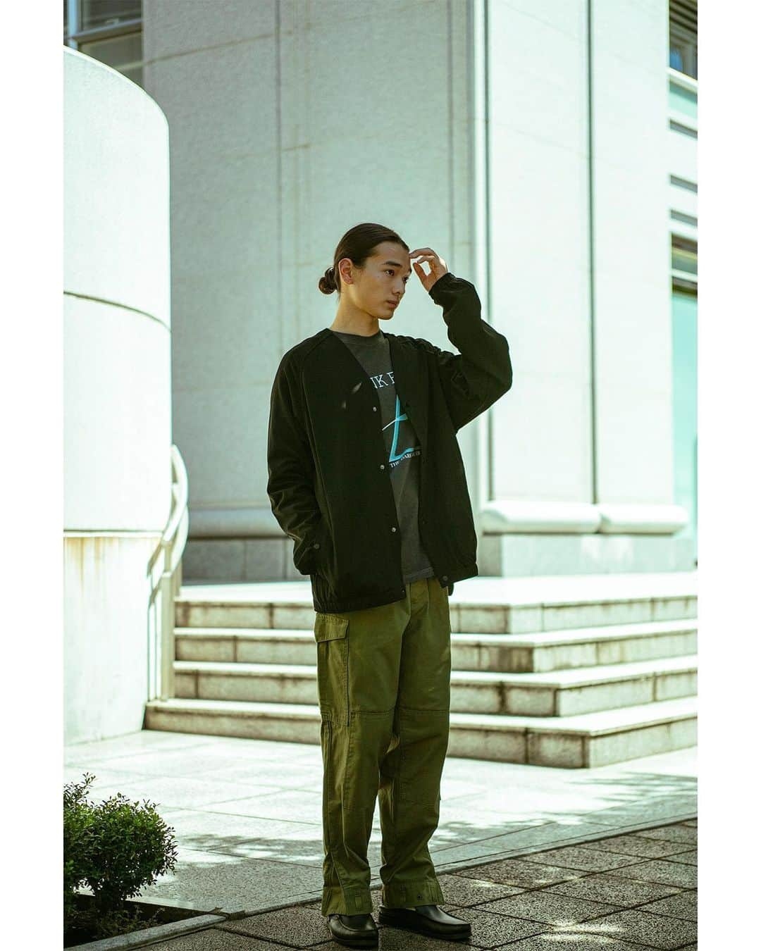 ジョンブルさんのインスタグラム写真 - (ジョンブルInstagram)「⁡ My 4 Autumn Outfits JOHNBULL mens ⁡ ⁡ 10月も近づき、少しずつ肌寒い日が増えてきました。 ⁡ お出かけに活躍すること間違いなしの旬のジャケットをご紹介いたします。 ⁡ ⁡ JACKET lot.JM233L17/￥28,600 tax in  ⁡ 温度調節機能素材アウトラストを使用したノーカラージャケット。 ⁡ すっきりとした襟なしのノーカラーのデザインで、カーディガンのような着こなしも楽しめる一着となっております。 ⁡ 厚手過ぎず柔らかな生地感のため、アウターとしてはもちろん、寒い時期はジャケットのインナーとしても重宝頂けます。 ⁡ 動きやすく、ストレスの少ないラグランスリーブ仕様で気軽に着用できる点もポイントです。 ⁡ ⁡ JACKET lot.JM233L17/￥28,600 tax in TOP lot.23PFD011WA/￥8,140 tax in (GOOD ROCK SPEED) PANTS lot.SC233P12/￥33,000 tax in  SHOES lot.para123s/￥34,100 tax in (Paraboot) ⁡ ⁡ 綺麗めな素材か魅力のノーカラージャケットにはミリタリーパンツを合わせてカジュアルダウン。 ⁡ 襟なしなのでカーディガンライクな着こなしも楽しめる。 ⁡ 同系色のインナーはフロントプリントがあるものをセレクト。 ちらりと見えるのがさりげないアクセントに。 ⁡ ⁡ #JOHNBULL #johnbullprivatelabo #johnbullprivatelabomens #秋冬新作 #旬ジャケット #ジャケットスタイル ⁡」9月25日 8時32分 - johnbull_private_labo