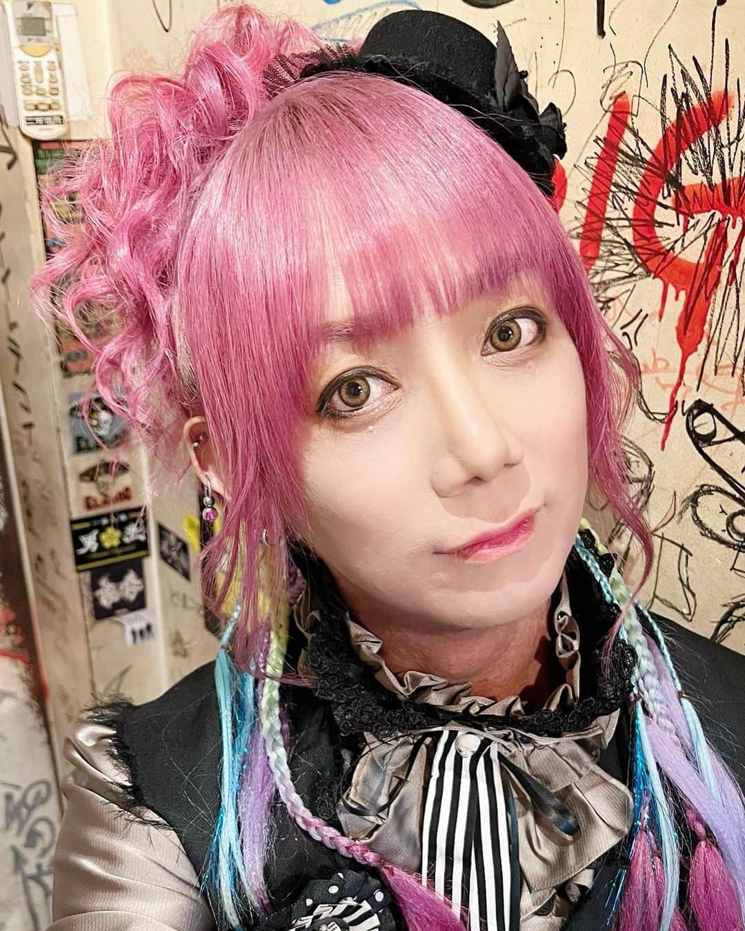 靖乃のインスタグラム：「本日はハイダンシークドロシー3周年記念『ペディオフォビア』皆様ありがとうございました‼️ 良いライブやったと思います🌹 引き続き御期待下さいませ🎵  #靖乃 #ハイダンシークドロシー #淡路島 #ピン毛」