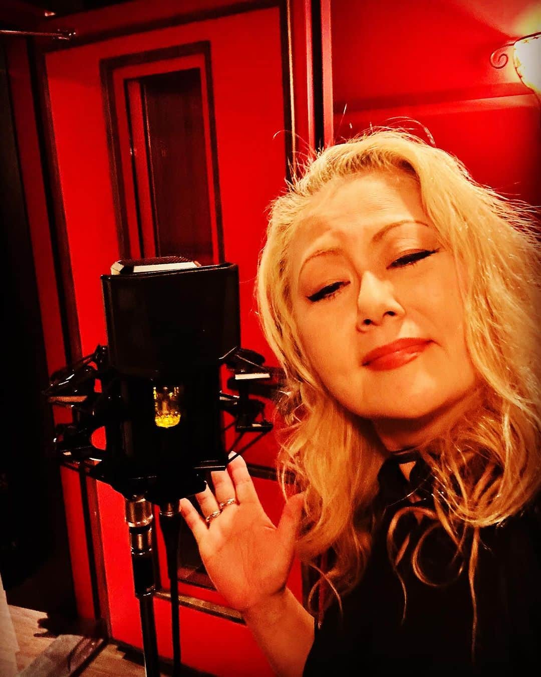 JILLのインスタグラム：「三味線JILL屋「そのに」 歌入れ終了🫡 これまた良い仕上がりなり。  しかし、今日は秋晴れで爽やかな一日💕 最高❣️  今日のマイクは初。 真空管が見えていて 超可愛かった 👍💓  オケ全て終了。 あとはマッキーTDのみ。 🙏 ———————————— #09月30日billboardlive横浜 #10月03日billboardlive大阪 #10月29日REDROCKS #11月03日西条市ストーンハンマー #11月04日西条市こけら落とし  ———————————— #jillpersonz  #personz  #youtubepersonzチャンネル #note  #jillpersonz  #エアプレ #JILLプレ #ラジオ高崎 #三味線jill屋」