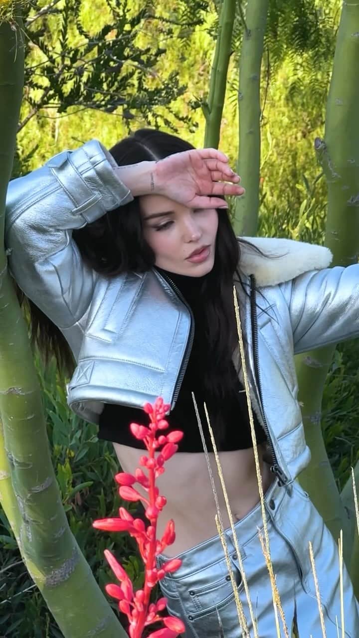 コーチのインスタグラム：「How do @dovecameron and Tabby look this good from every angle? 👀   #WearYourShine #CoachNY #TabbyBag」