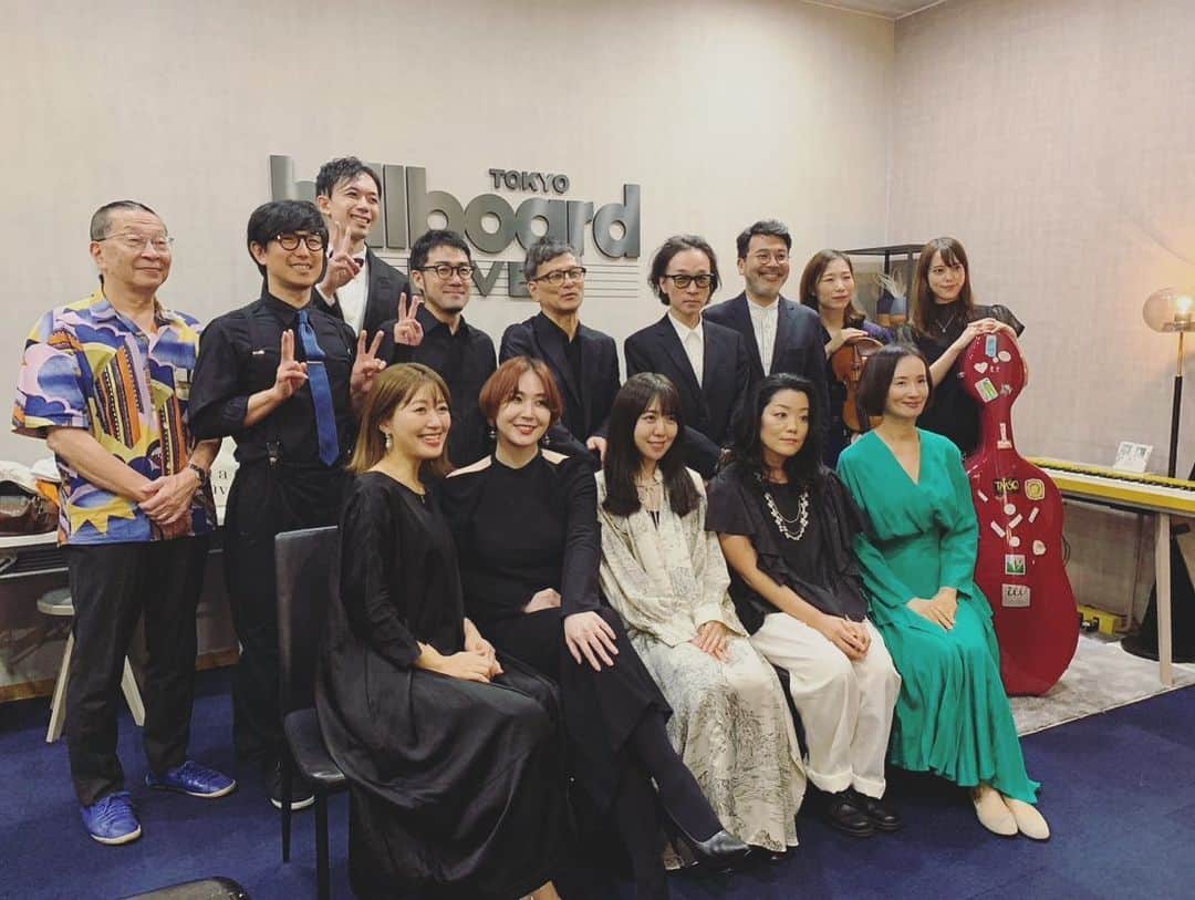 土岐麻子のインスタグラム：「2日目の9/23は、ビルボードライブ東京にて行われた『ゲッツ/ジルベルト＋60』。 伊藤ゴローさんがアレンジするボサノバライブ。 アン・サリーさん、石川紅奈さん、菊地成孔さん、坂本美雨さん、布施尚美さんと並んで私は「Dreamer」「イパネマの娘」を。  演奏陣も素敵。  夕方と夜の公演が終わって記念写真で並ぶ頃には、親族一同かと錯覚するほどのsomethingが芽生え る。 またすぐにお会いしたい…！  アイメイク日記２日目は、ブラックドレスの衣装に合わせ、黒いアイライン。そのラインからにじみだすようなアイシャドウのイメージで目を拡大させようとこころみた。結局いつも結論は目を大きく見せたい。」