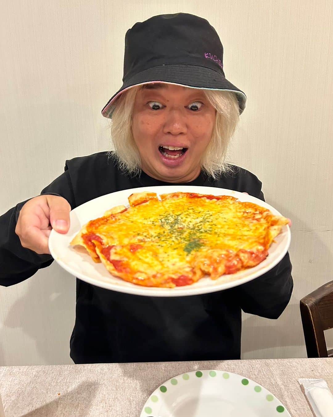 のインスタグラム：「自分史上この世で1番美味いピザ🍕 久しぶりに食べました〜 シンプルで気が狂う美味しさ！ もちろん赤羽のお店でございます〜 狂うよ〜 #ピッツァ #プレーンピッツァ #チーズW盛り #vienivieni」
