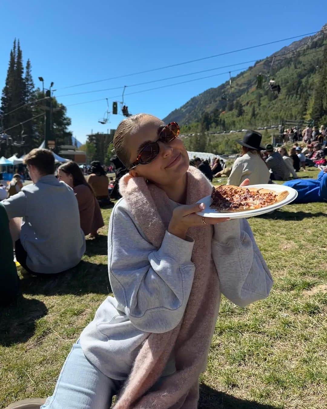 Aspyn Ovard Ferrisさんのインスタグラム写真 - (Aspyn Ovard FerrisInstagram)「photo dump from yesterday 🫶🏼🌤️🍓🧇🍕🩷」9月25日 0時58分 - aspynovard