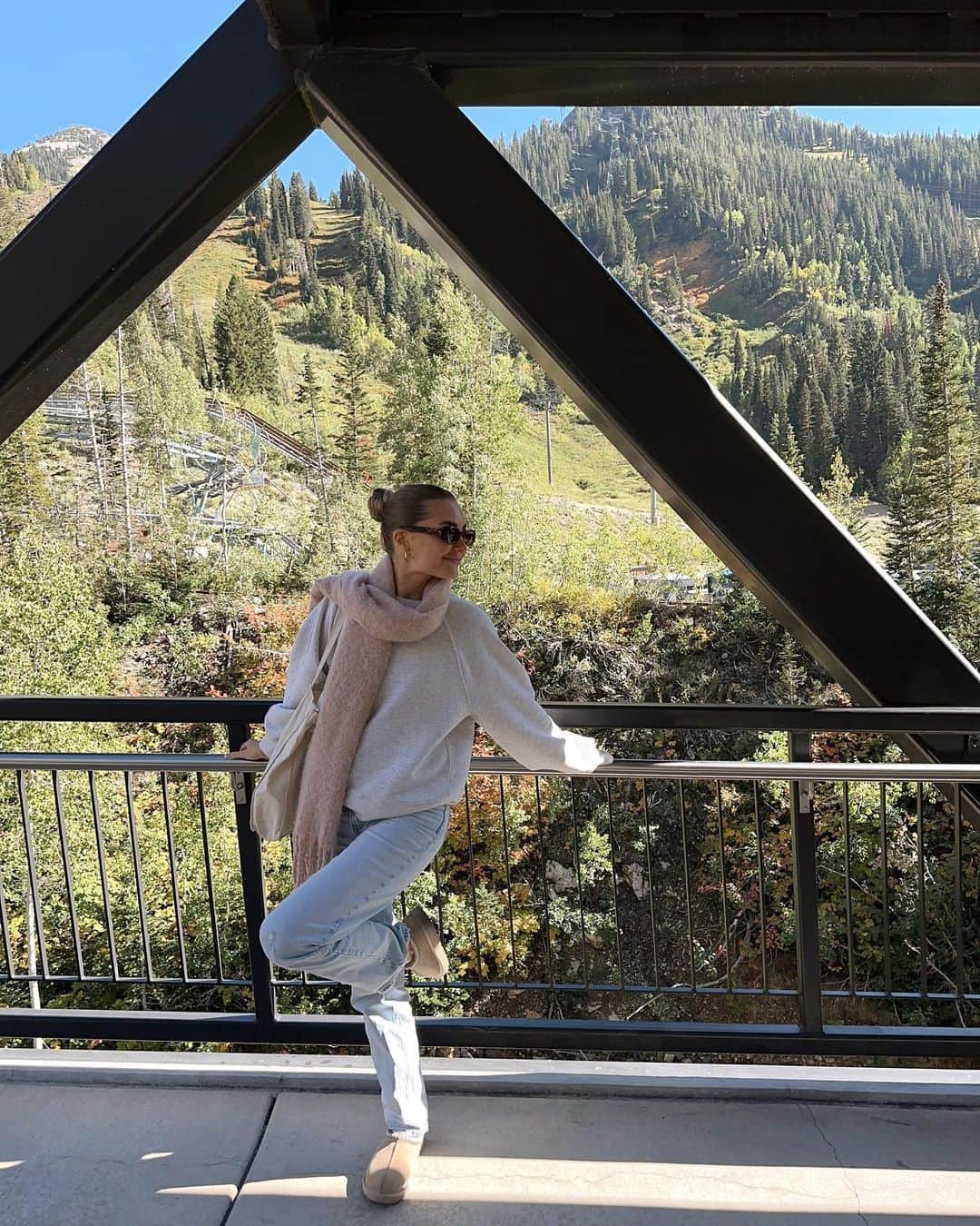 Aspyn Ovard Ferrisのインスタグラム：「photo dump from yesterday 🫶🏼🌤️🍓🧇🍕🩷」
