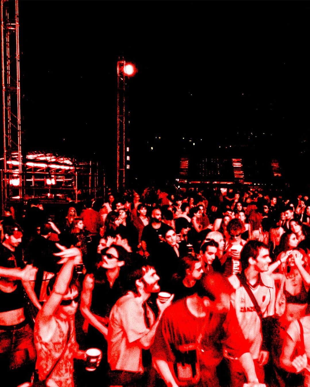 ディーゼルのインスタグラム：「Under the influence of D.    A crowd of 7,000 guests gathered for an 8-hour rave brought to the people by Diesel and @bulldoggin_it. The #DieselSS24 Runway Show was a fashion mega show within a mega party connecting the spirit of freedom, fun, music and club culture.    Discover more at the link in bio.    #ForSuccessfulLiving」